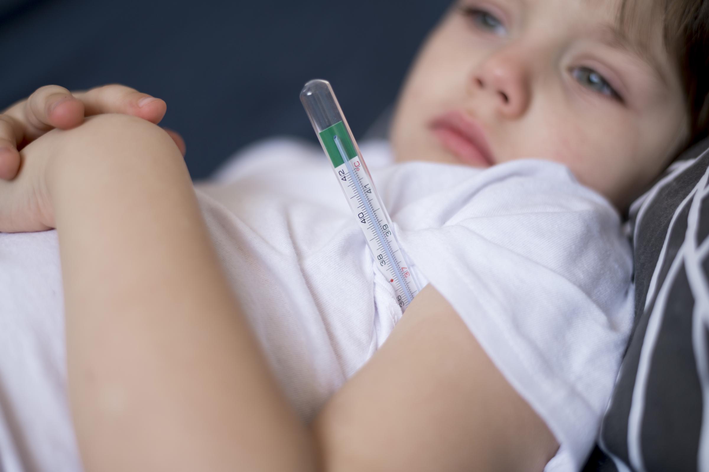 Un garçon malade | Source : Freepik