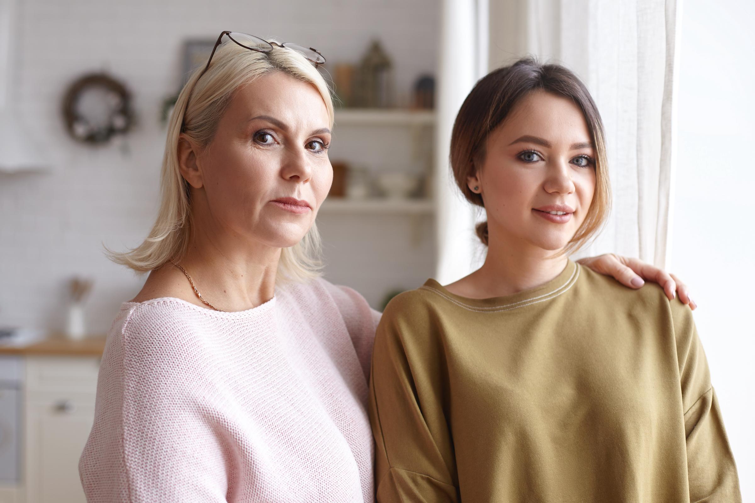 Une femme plus jeune avec une plus âgée autoritaire | Source : Freepik