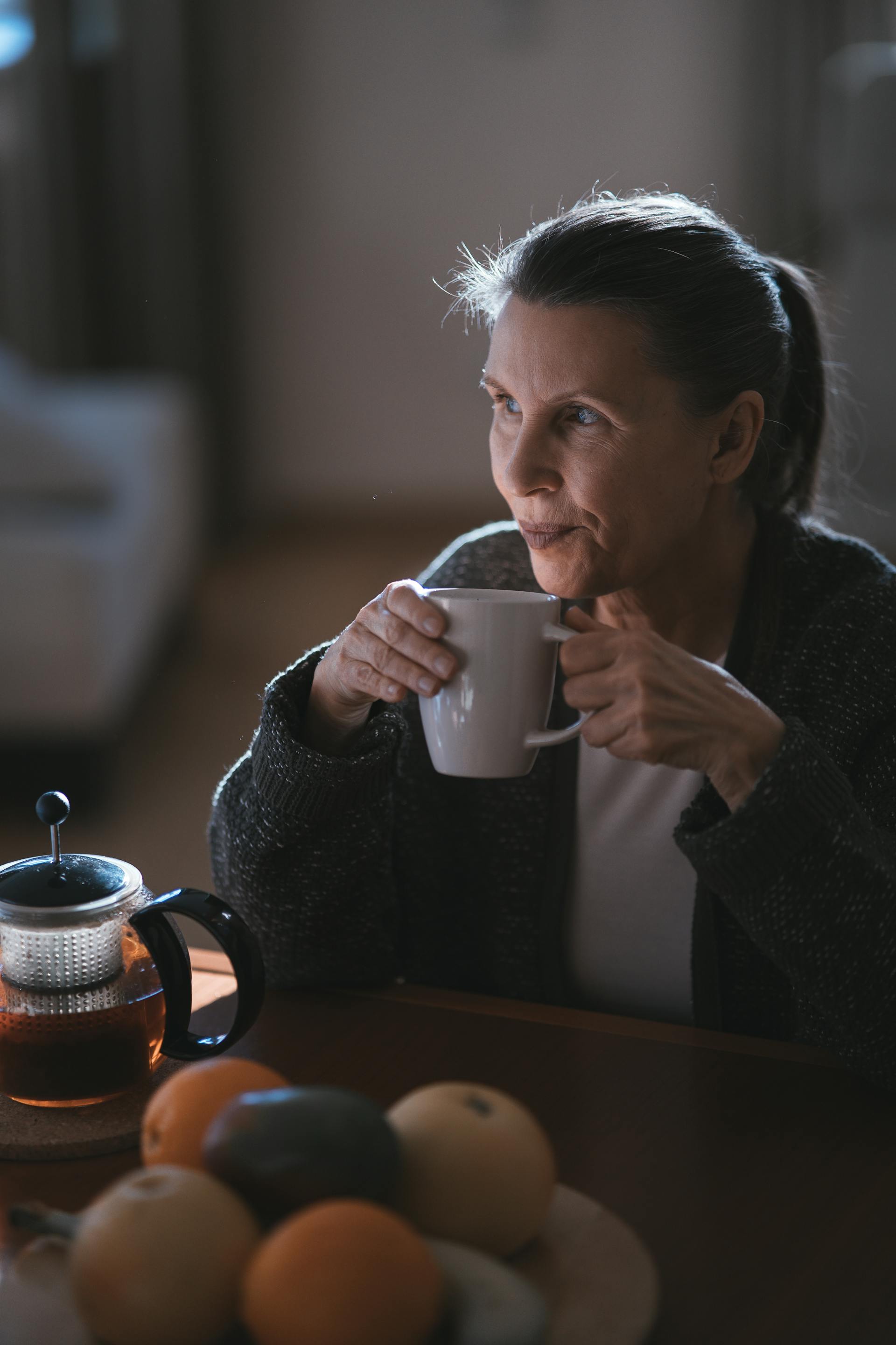 Une femme qui boit du café | Source : Pexels