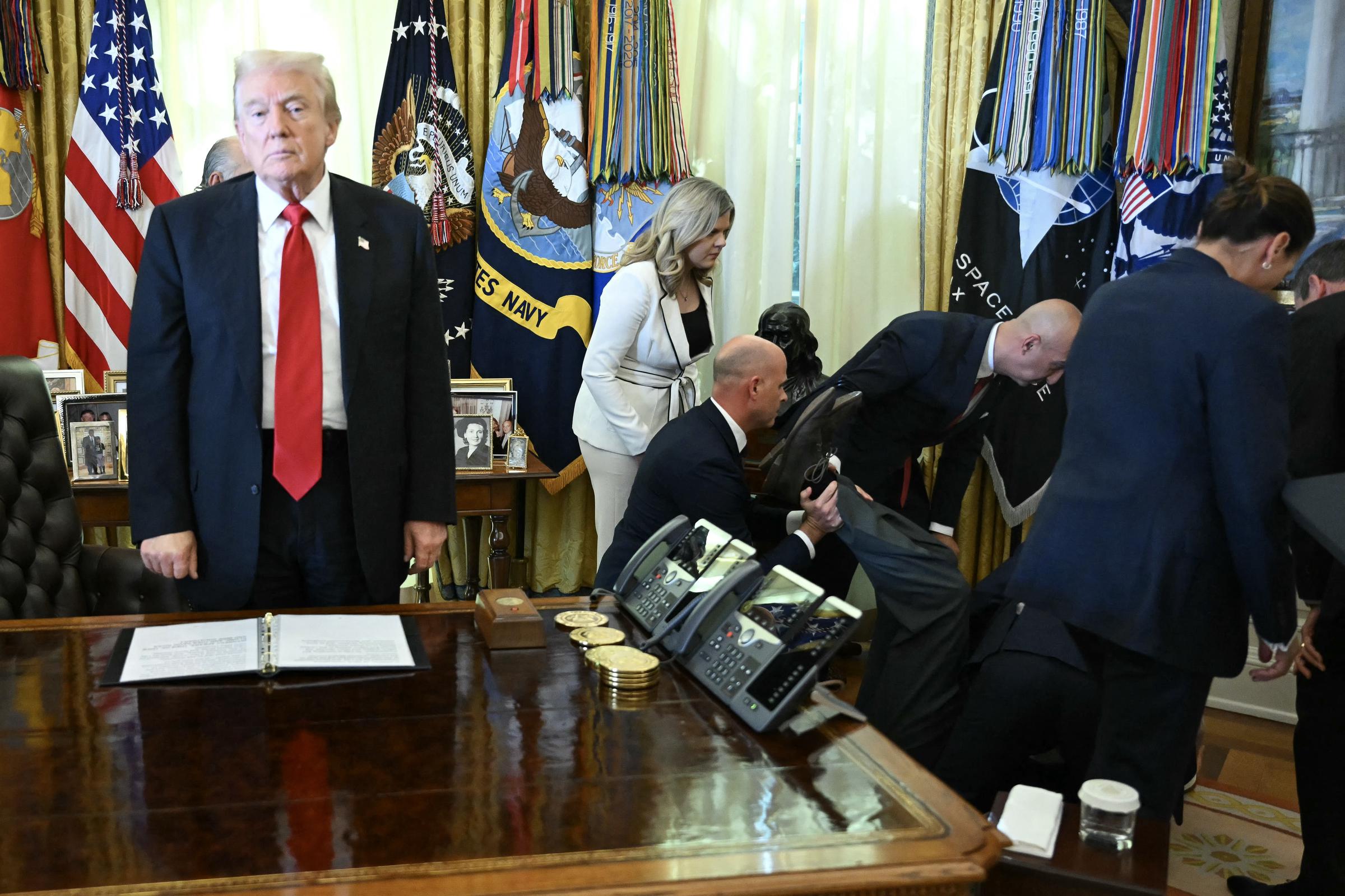 Donald Trump reste immobile après l'évanouissement de Gordon Findlay dans le bureau ovale de la Maison Blanche à Washington, DC, le 6 novembre 2025 | Source : Getty Images