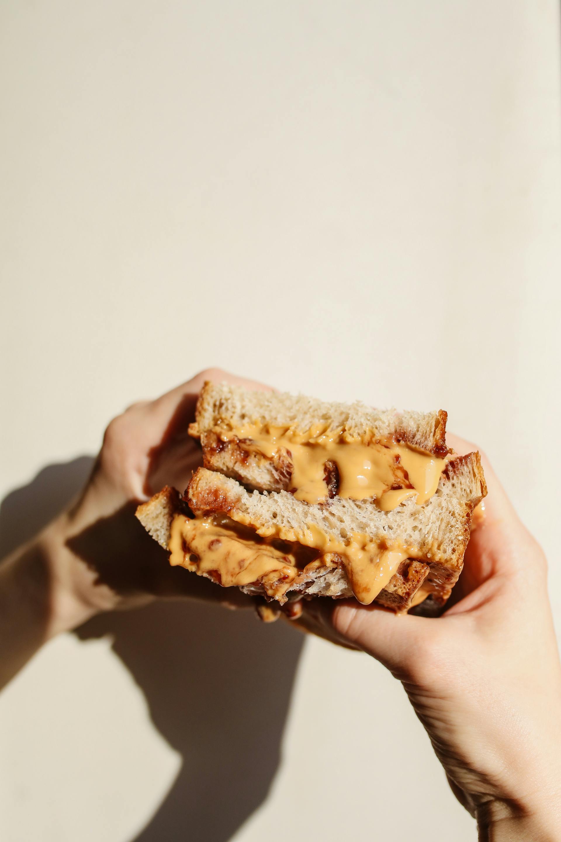 Un sandwich au beurre de cacahuètes | Source : Pexels