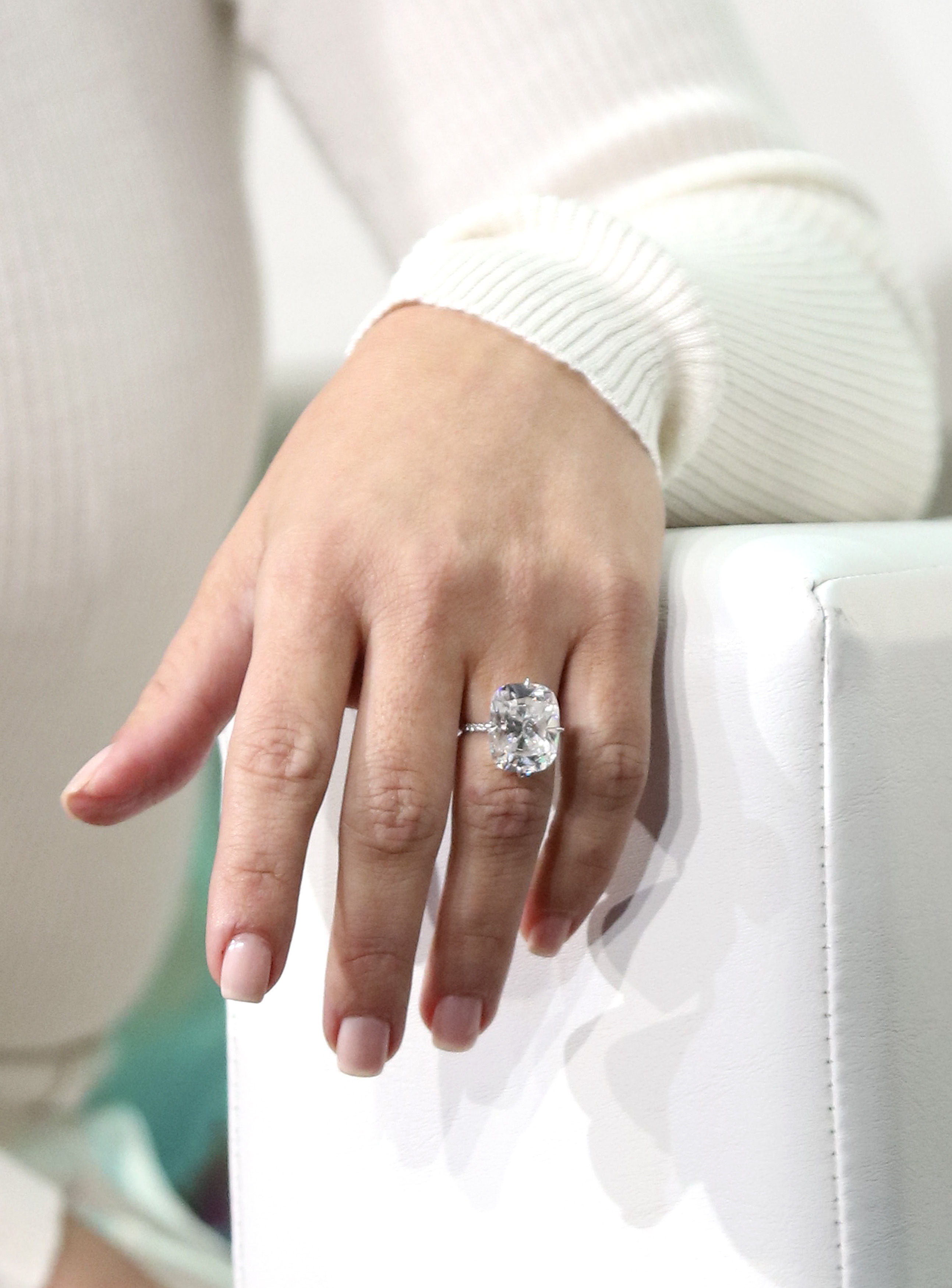 En 2016, Kim Kardashian porte la bague de fiançailles de 20 carats en forme d'émeraude offerte par Kanye West, dont la valeur est estimée à environ 4,9 millions de dollars.