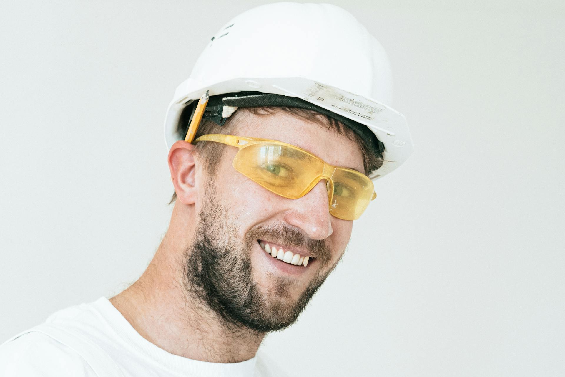 Un ouvrier de construction souriant | Source : Pexels