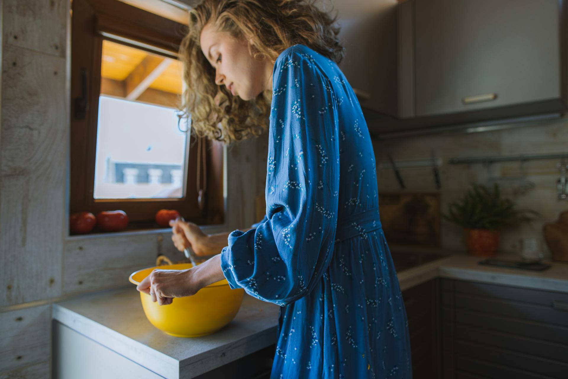 Une femme en train de cuisiner | Source : Pexels