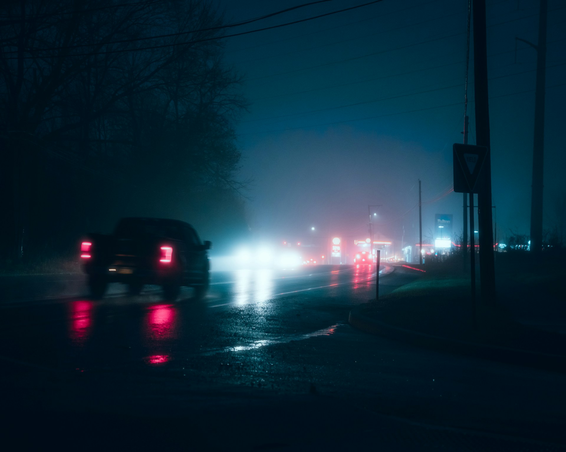 Un véhicule sur la route la nuit | Source : Unsplash