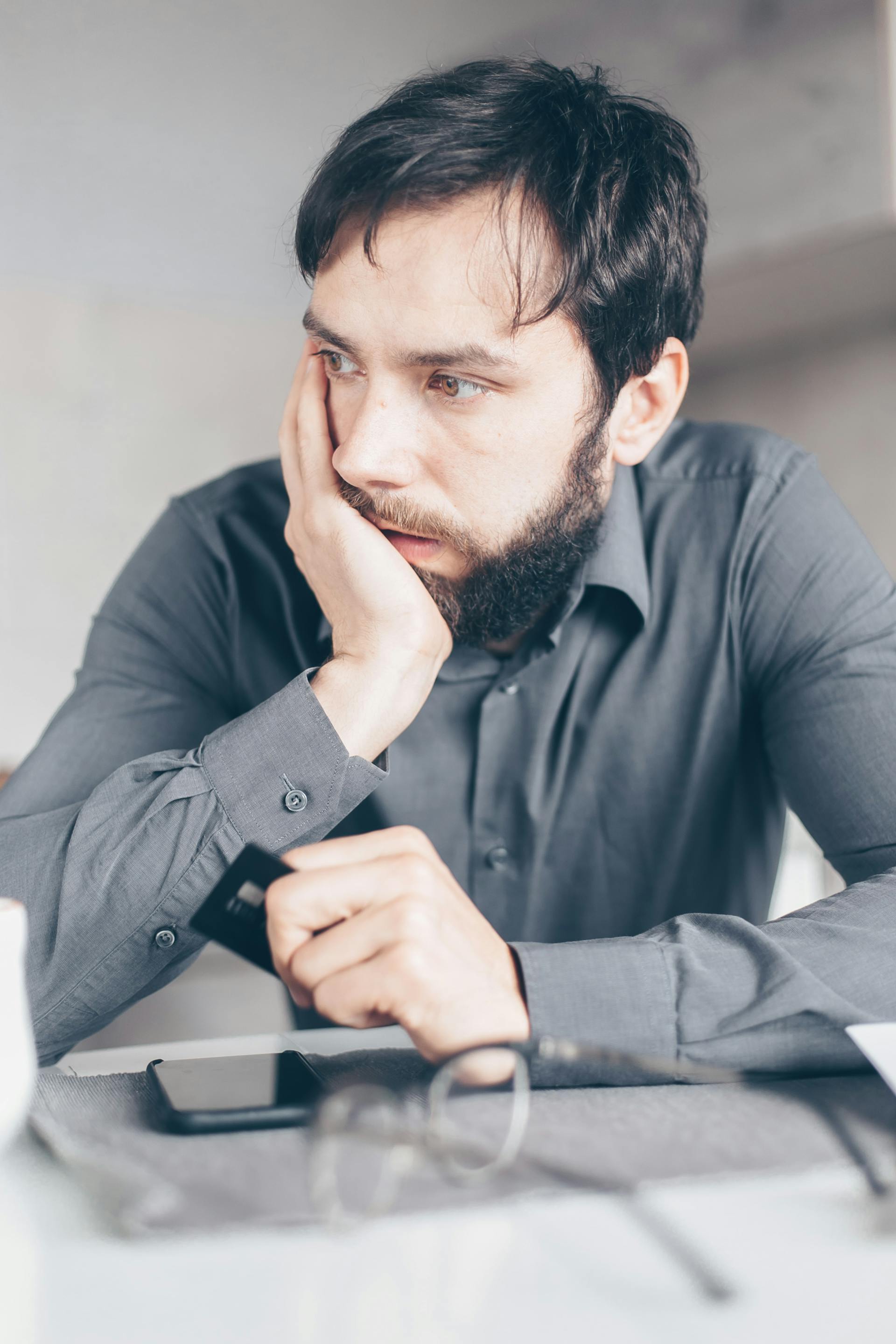 Un homme qui regarde de côté, incrédule | Source : Pexels