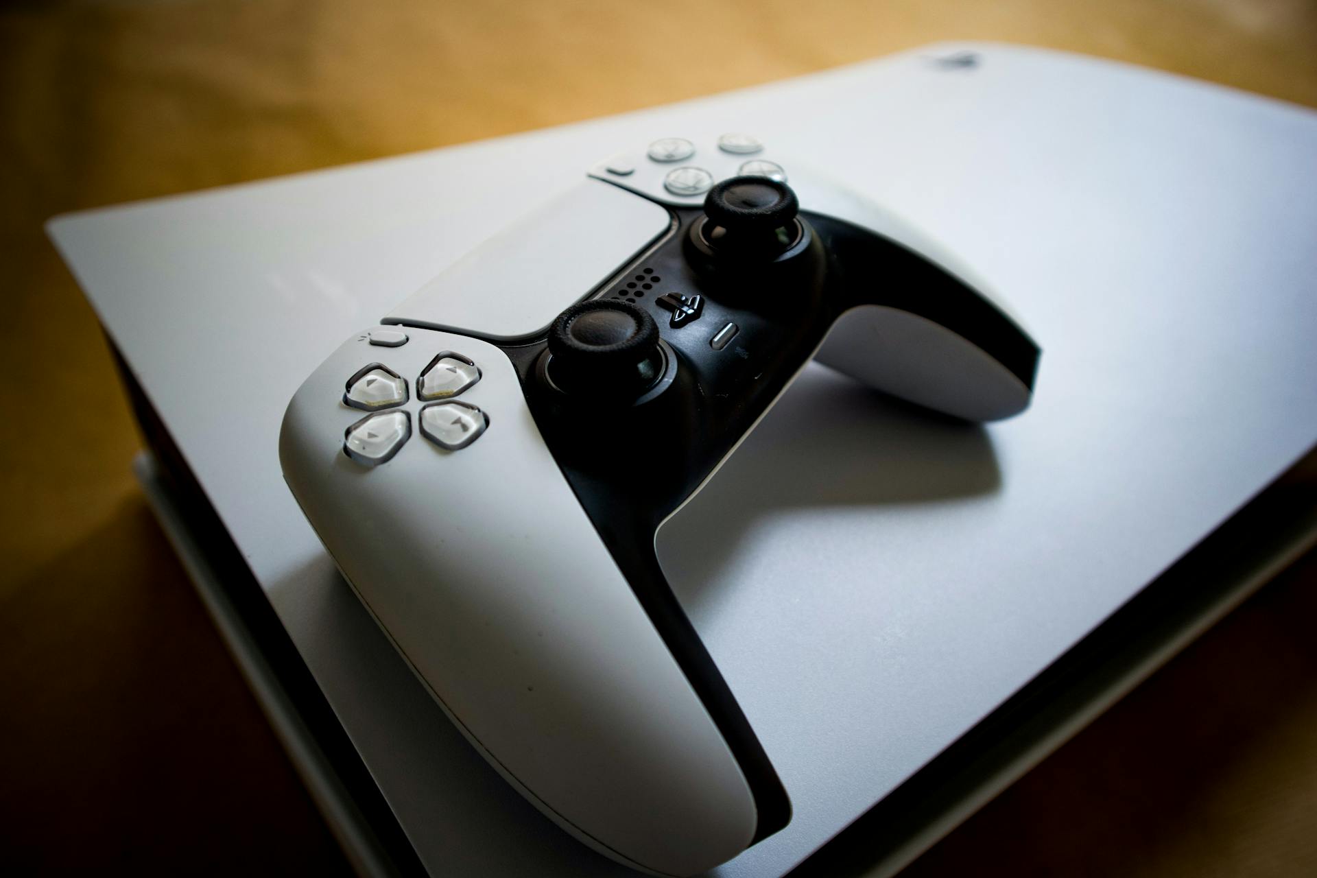 Une PlayStation 5 et une télécommande Source : Pexels