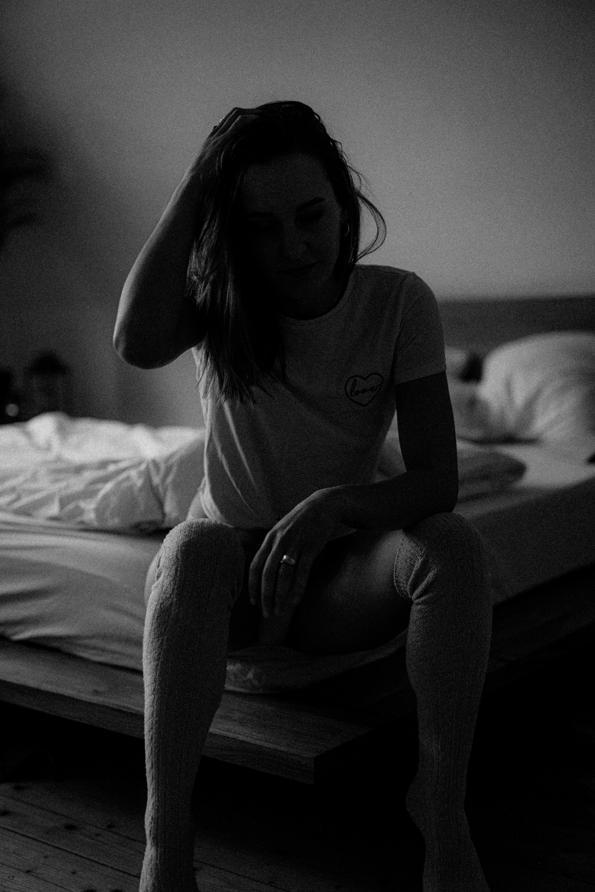 Une femme assise sur le bord d'un lit | Source : Unsplash