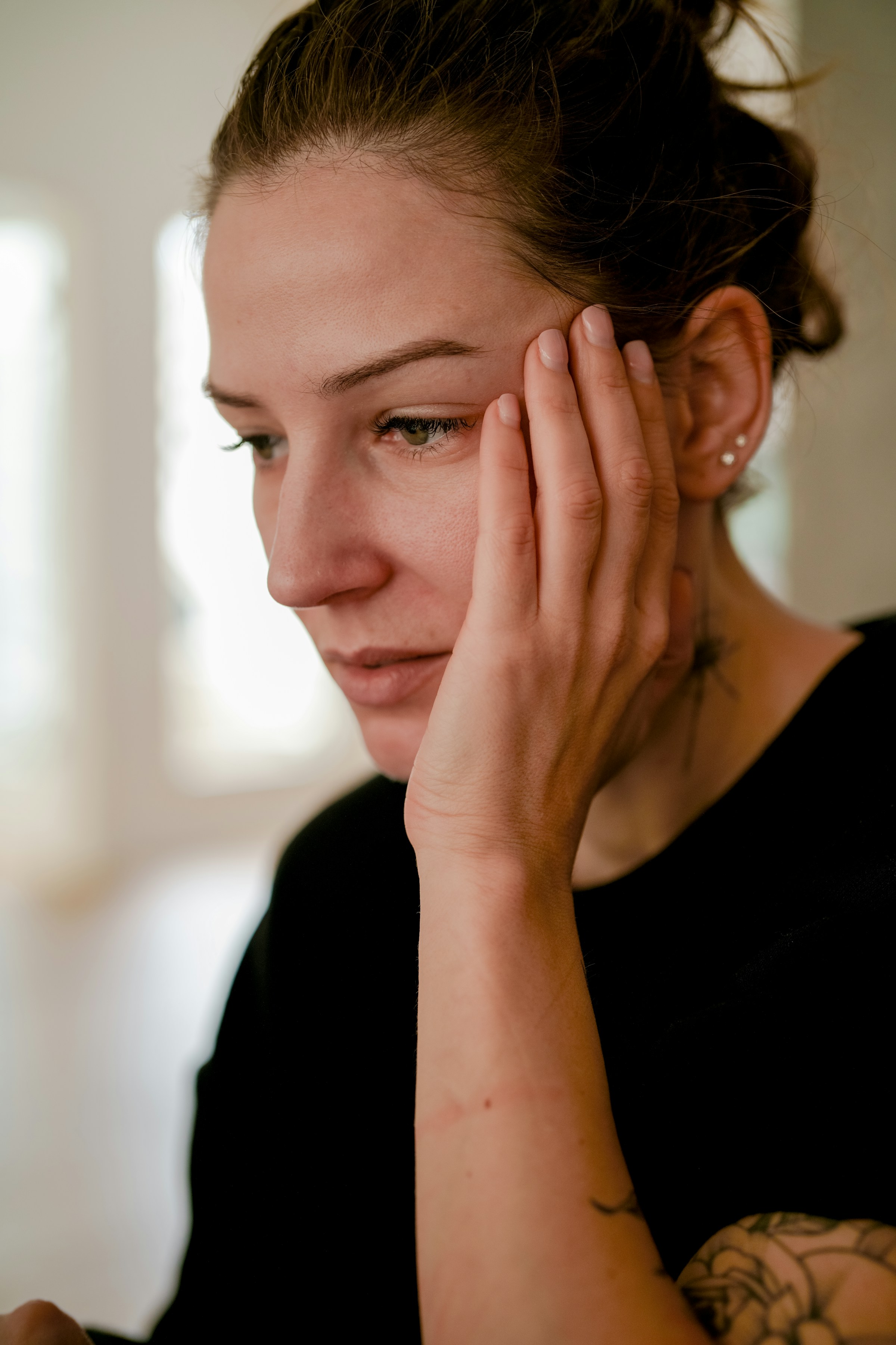 Une femme stressée avec sa main sur son visage | Source : Unsplash