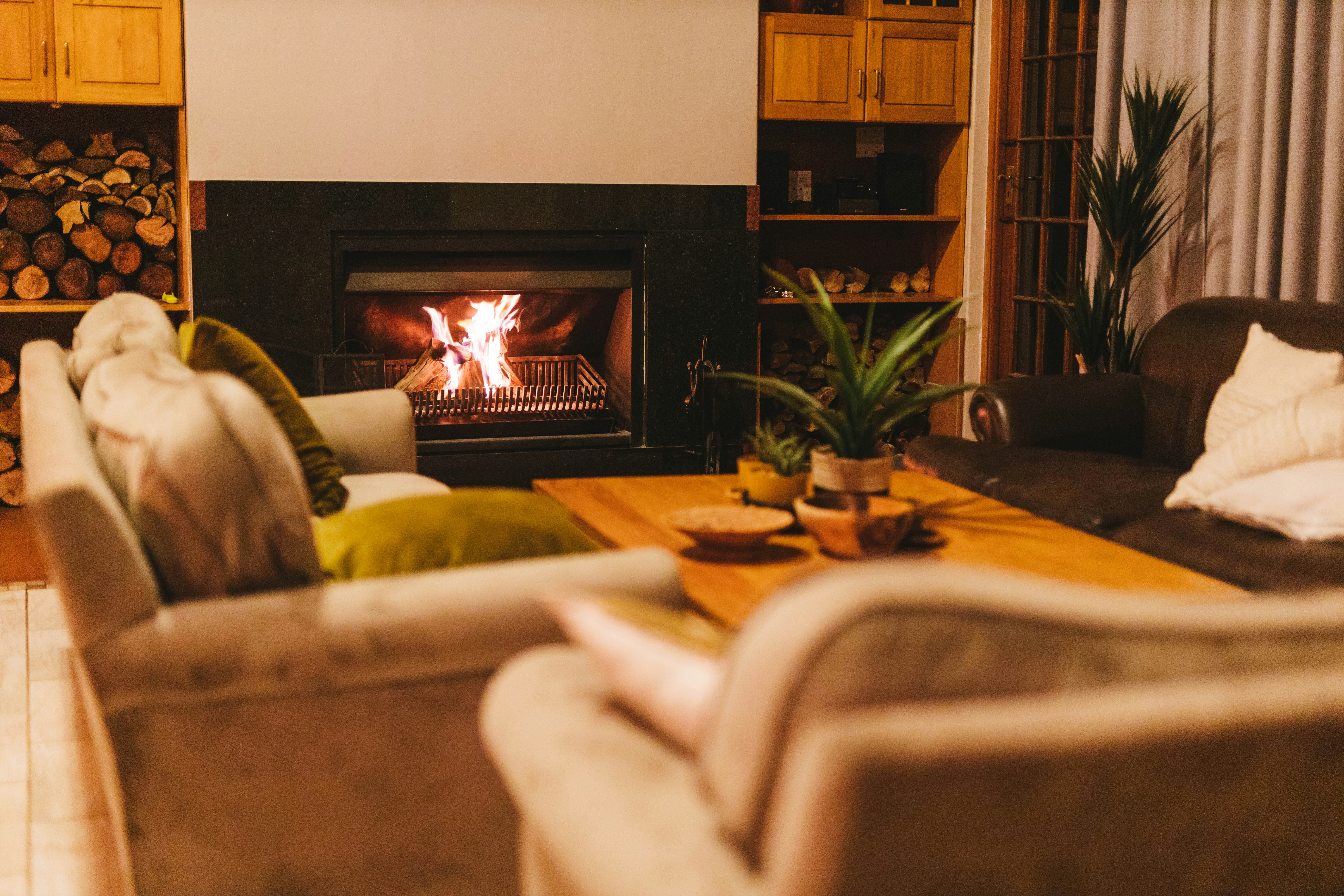 Une cheminée dans un salon | Source : Unsplash