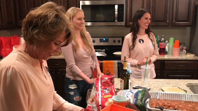 Des personnes à une fête | Source : Flickr