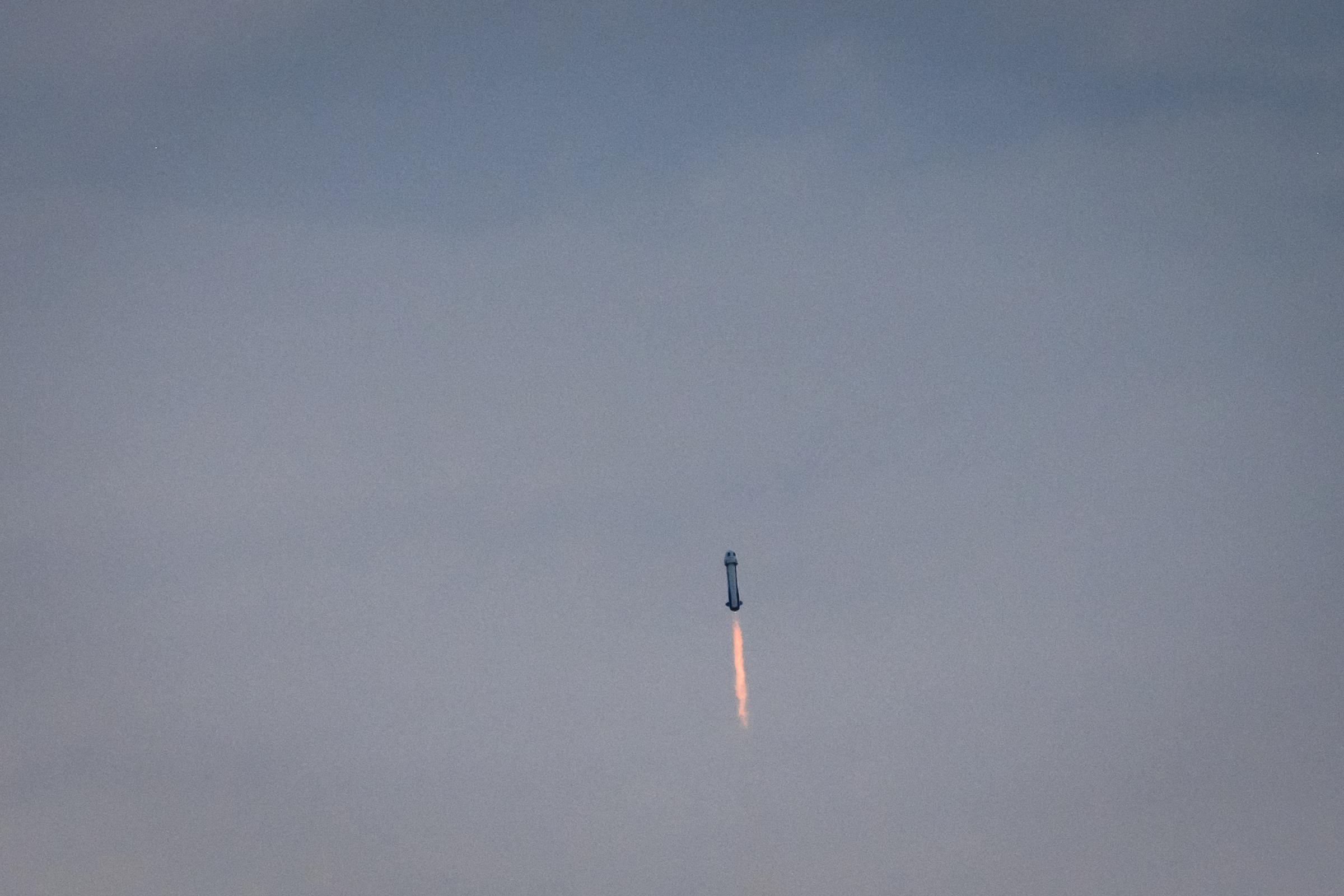 La fusée New Shepard de Blue Origin transportant Aisha Bowe, Amanda Nguyen, Kerianne Flynn, Gayle King, Katy Perry et Lauren Sánchez décolle du site de lancement numéro un à Van Horn, au Texas, le 14 avril 2025 | Source : Getty Images