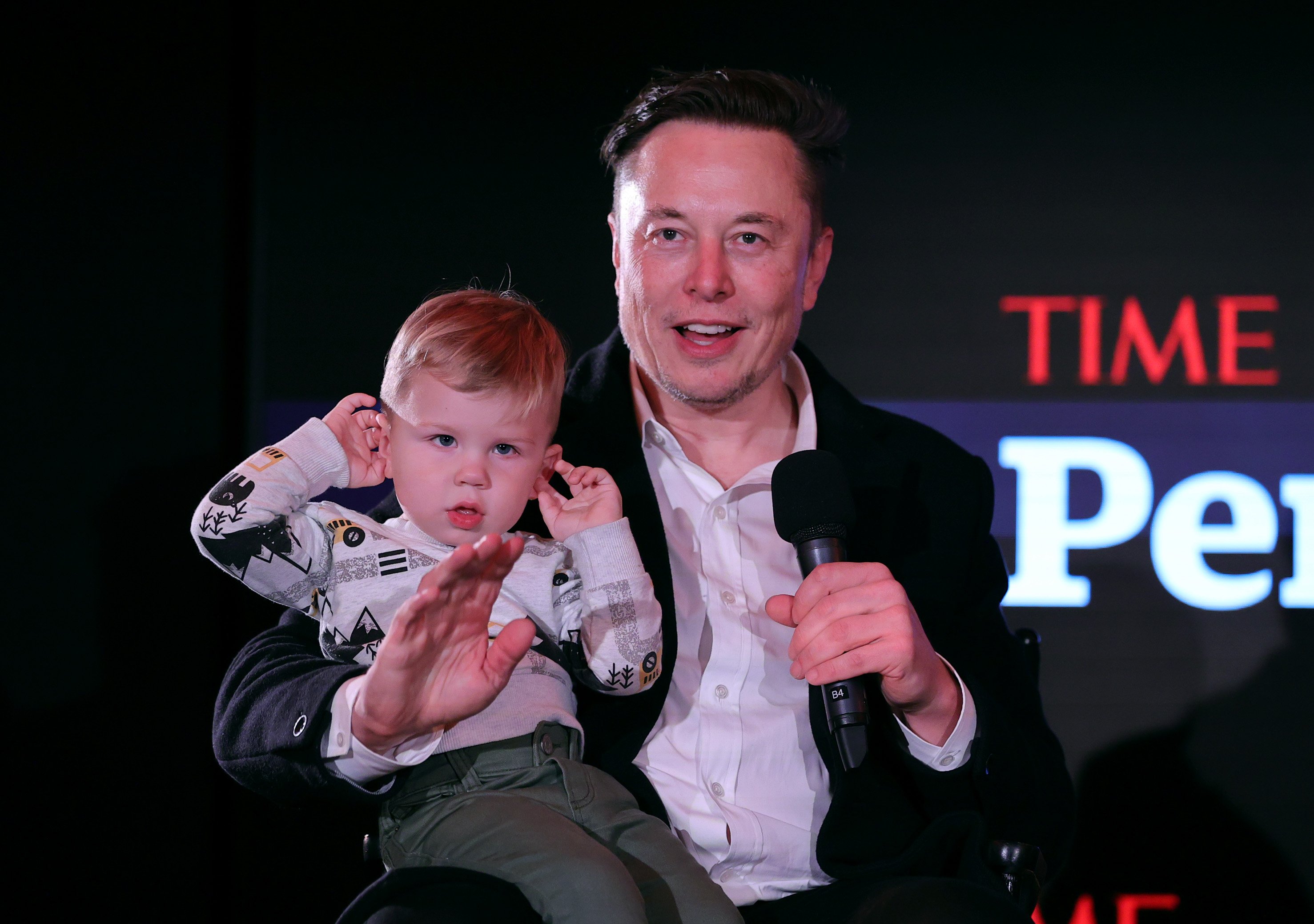 Elon Musk avec l'un de ses 12 enfants sur scène lors de la cérémonie du TIME Person of the Year, le 13 décembre 2021 à New York | Source : Getty Images
