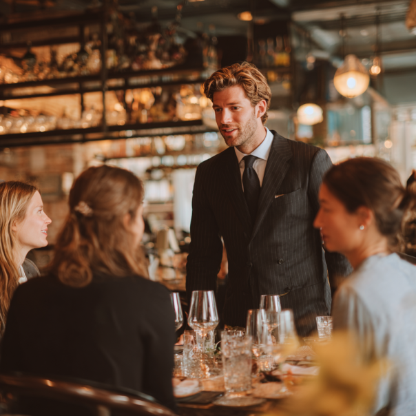 Un homme s'adressant à un groupe de femmes | Source : Midjourney