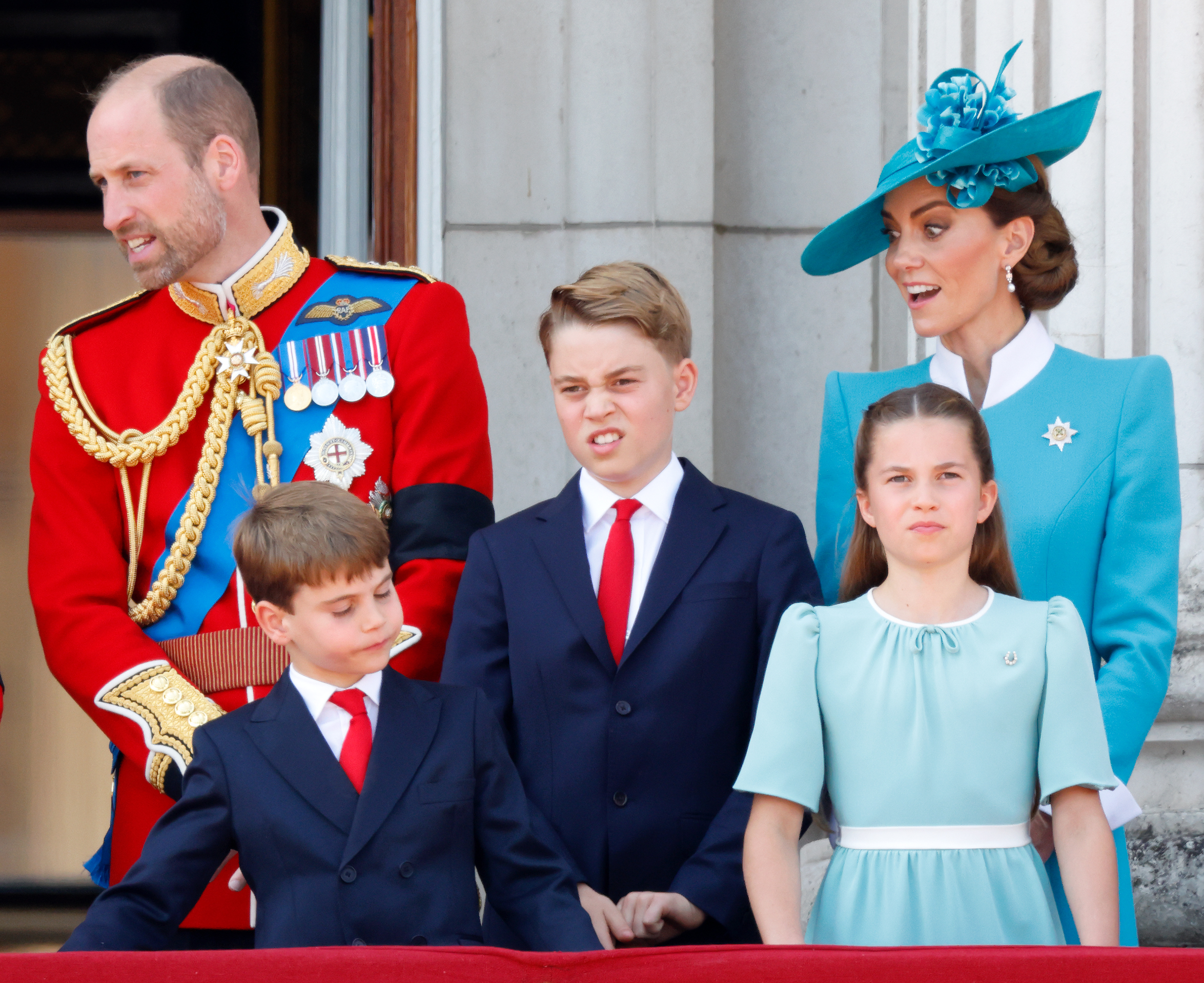 Le prince William, le prince Louis, le prince George, la princesse Catherine et la princesse Charlotte sont photographiés avec des expressions faciales franches et hilarantes alors qu'ils regardent le défilé aérien de la RAF.