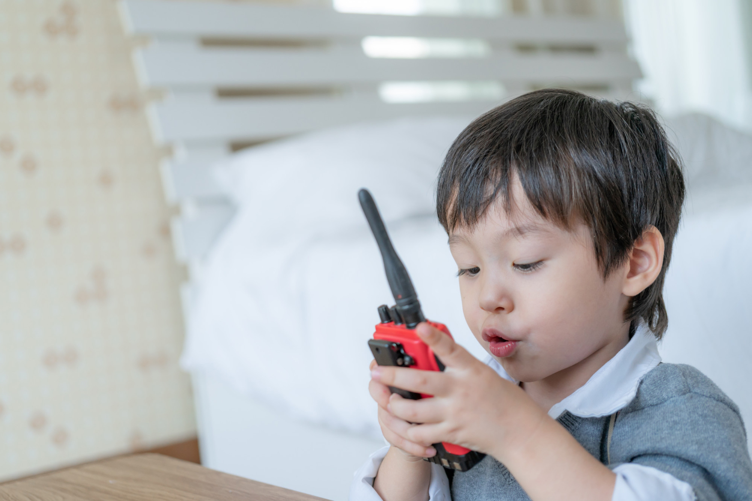 Un petit garçon tenant un talkie-walkie | Source : Freepik