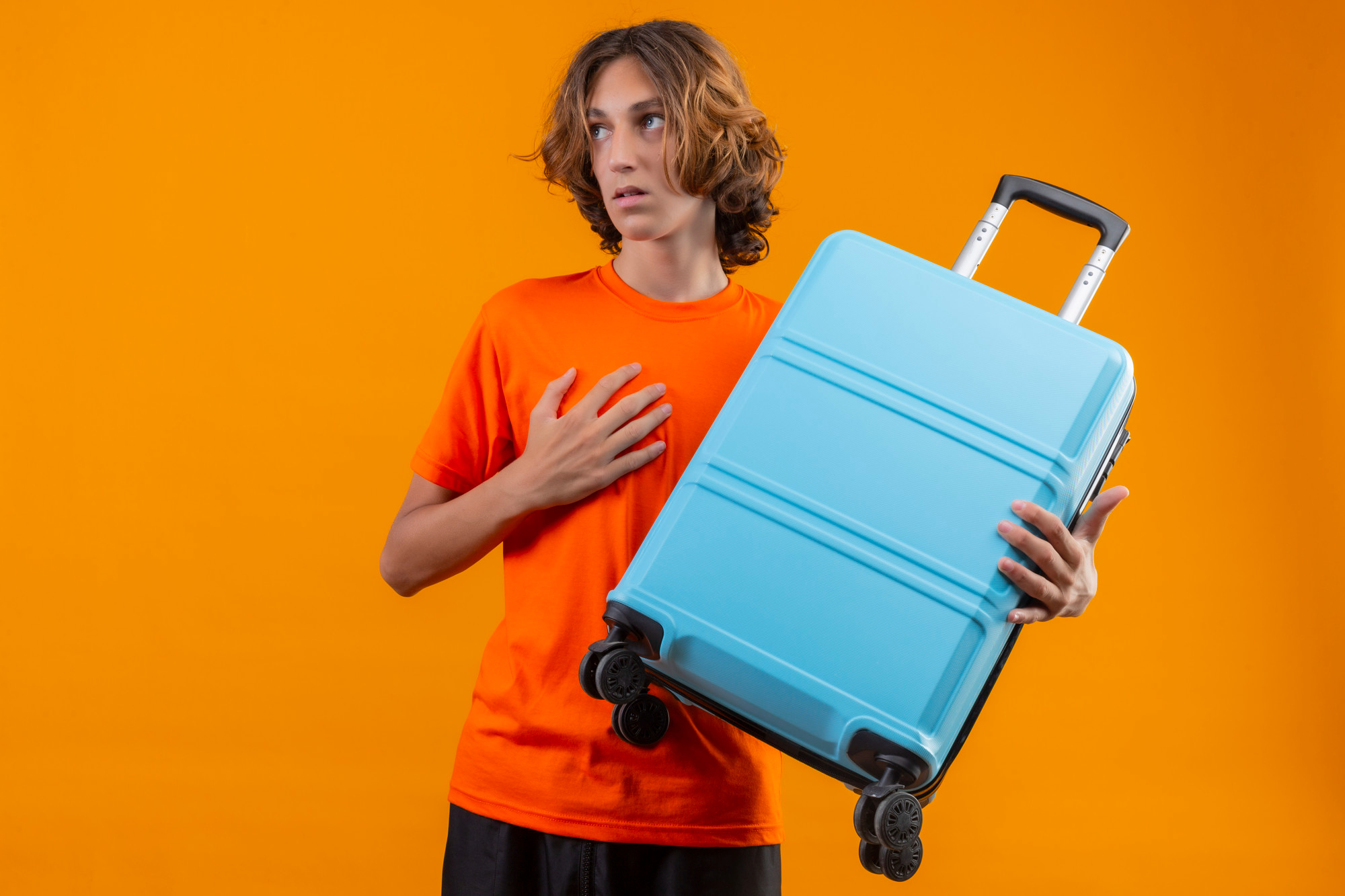 Un homme portant une valise | Source : Freepik