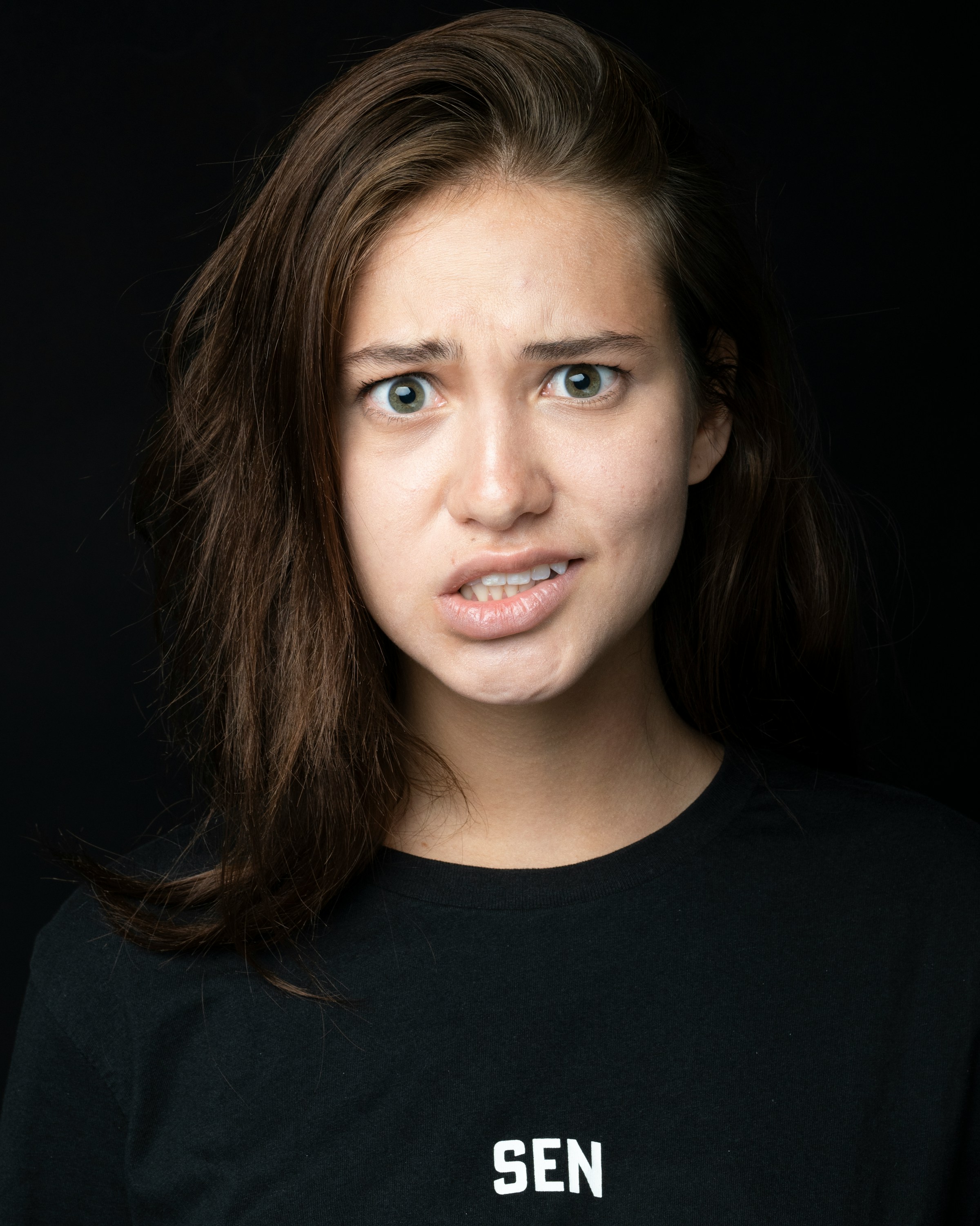 Une femme faisant la grimace | Source : Unsplash