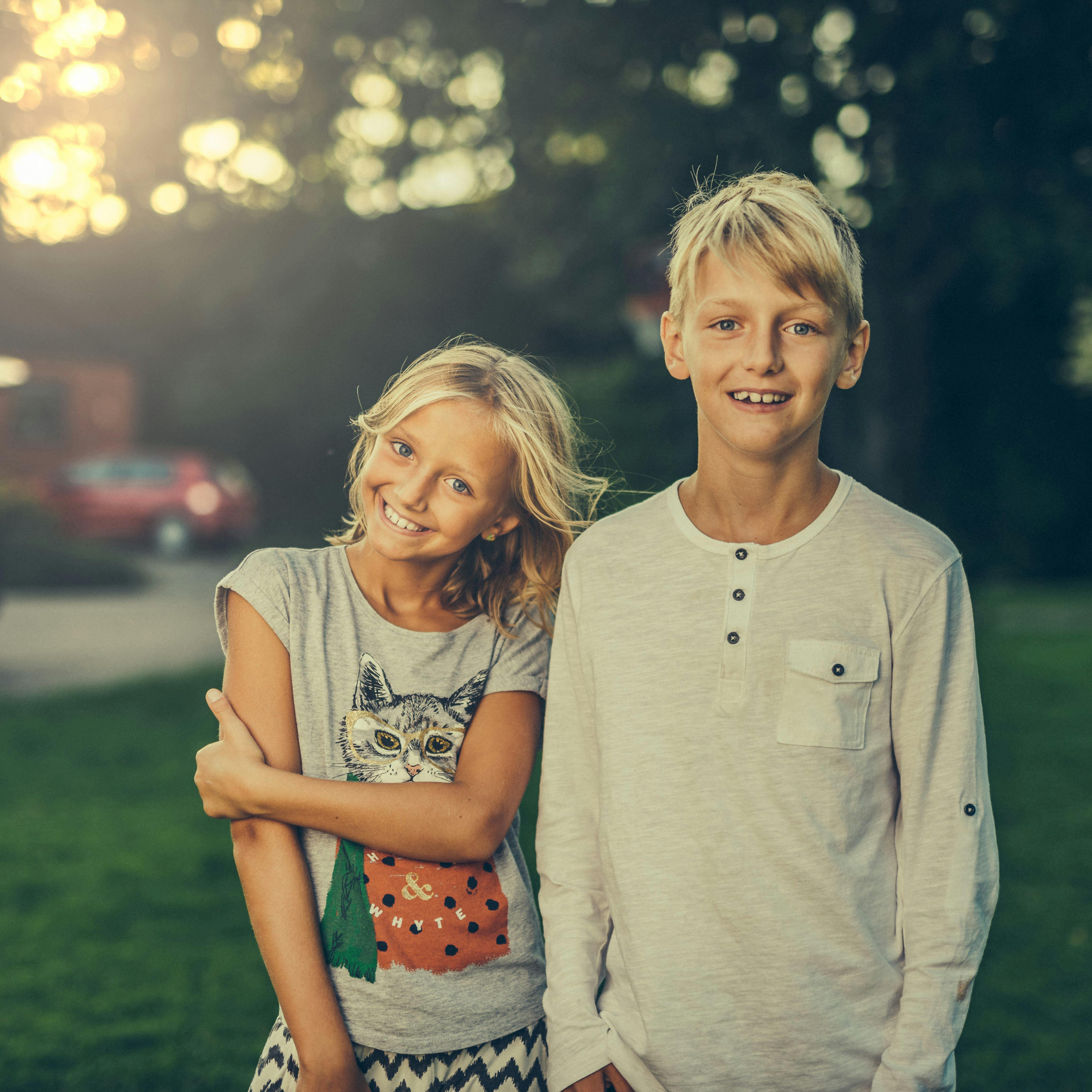Un frère et une sœur heureux | Source : Pexels