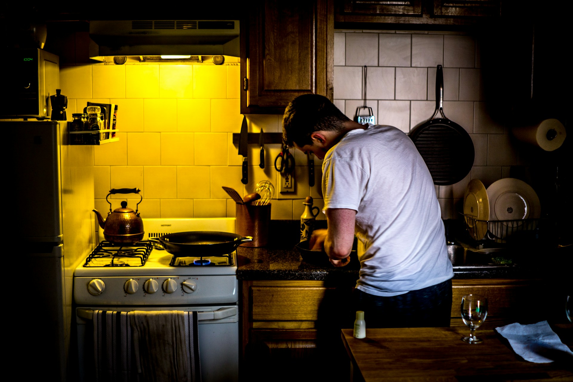 Un jeune homme dans la cuisine | Source : Unsplash