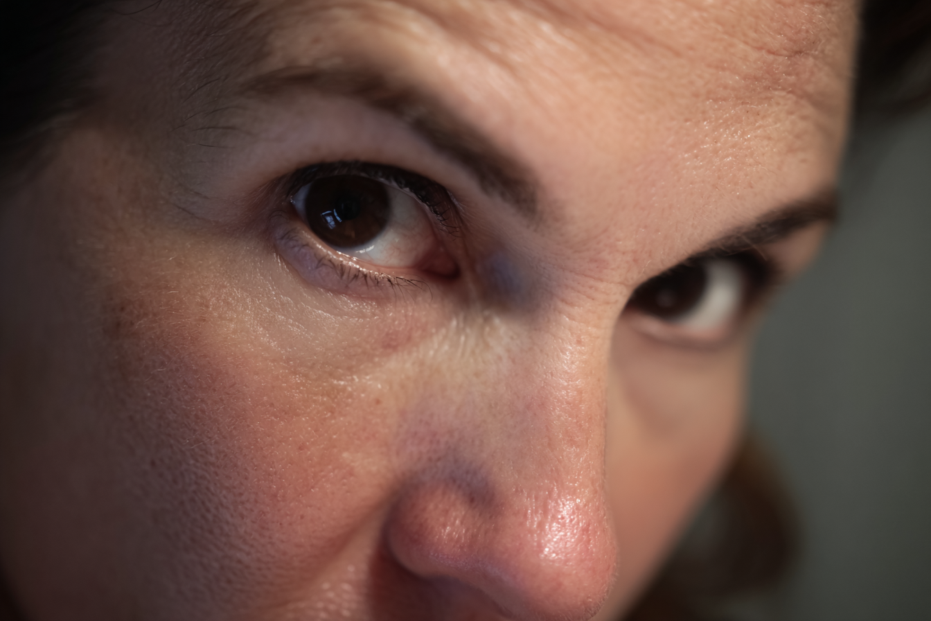 Le visage d'une femme | Source : Midjourney