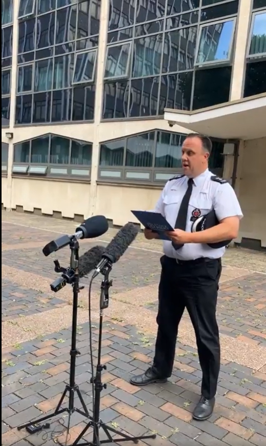 Le surintendant principal Leighton Hammett faisant une déclaration après un autre incident de désordre et de violence à Southend, à partir d'un post vidéo daté du 31 juillet 2024 | Source : Facebook/EssexLive