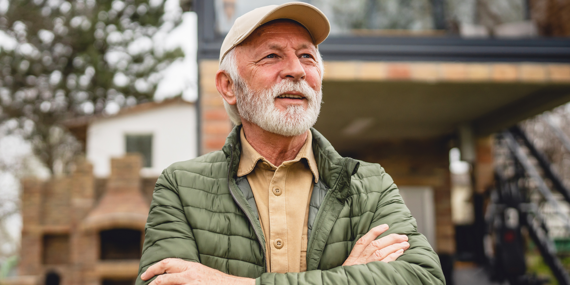 Un homme âgé qui sourit | Source : Shutterstock