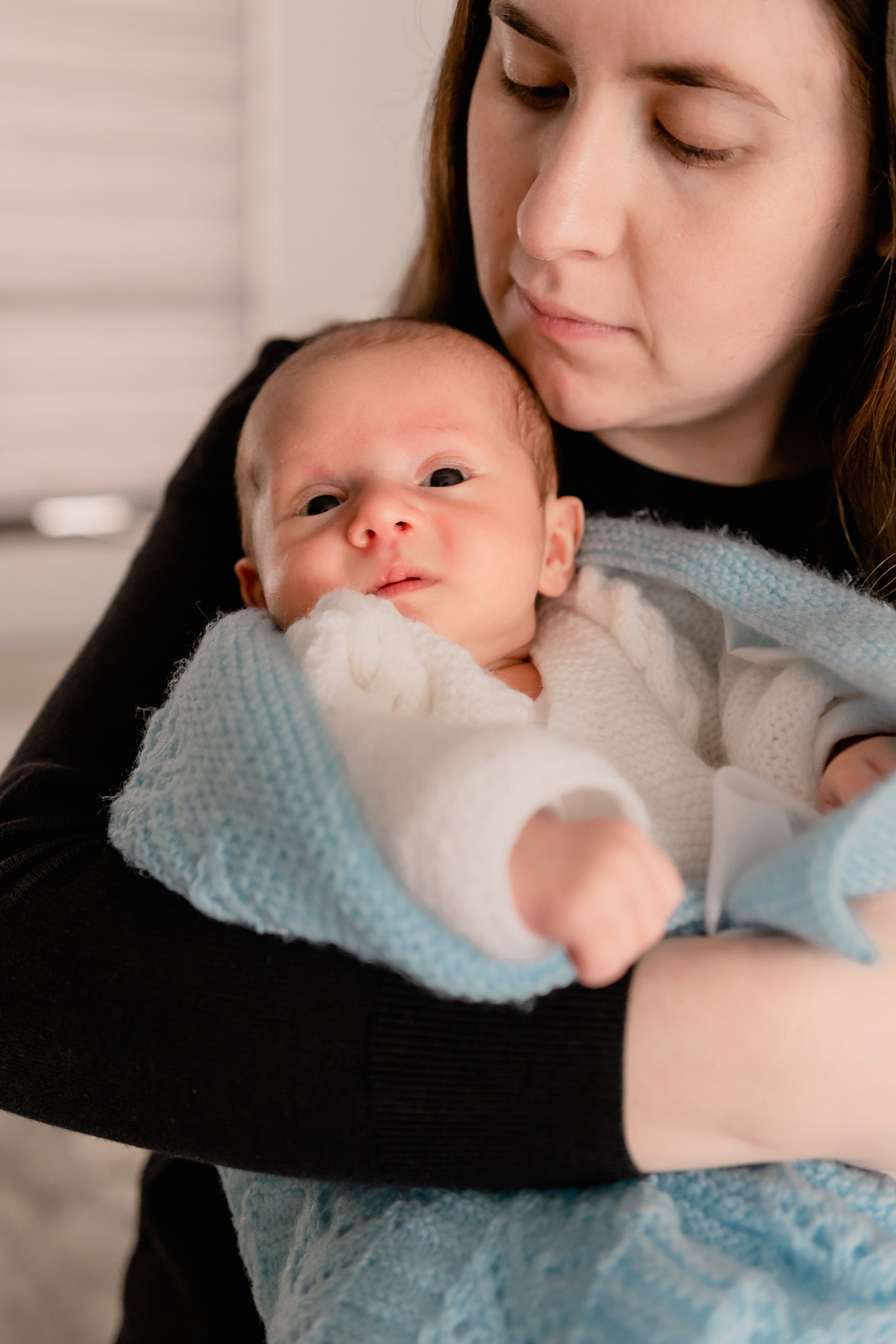 Une femme tenant son bébé | Source : Pexels