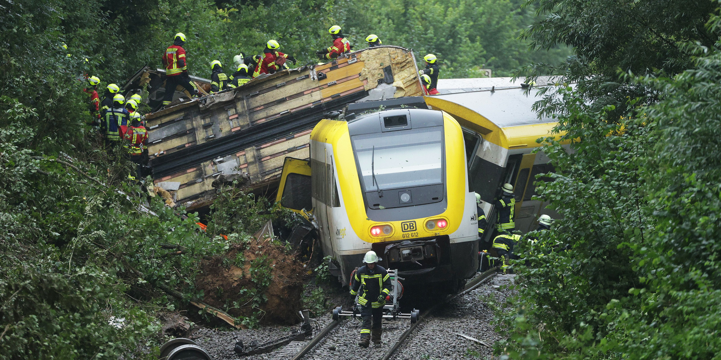 Image de secouristes qui recherchent des passagers dans un train déraillé | Source : Getty Images