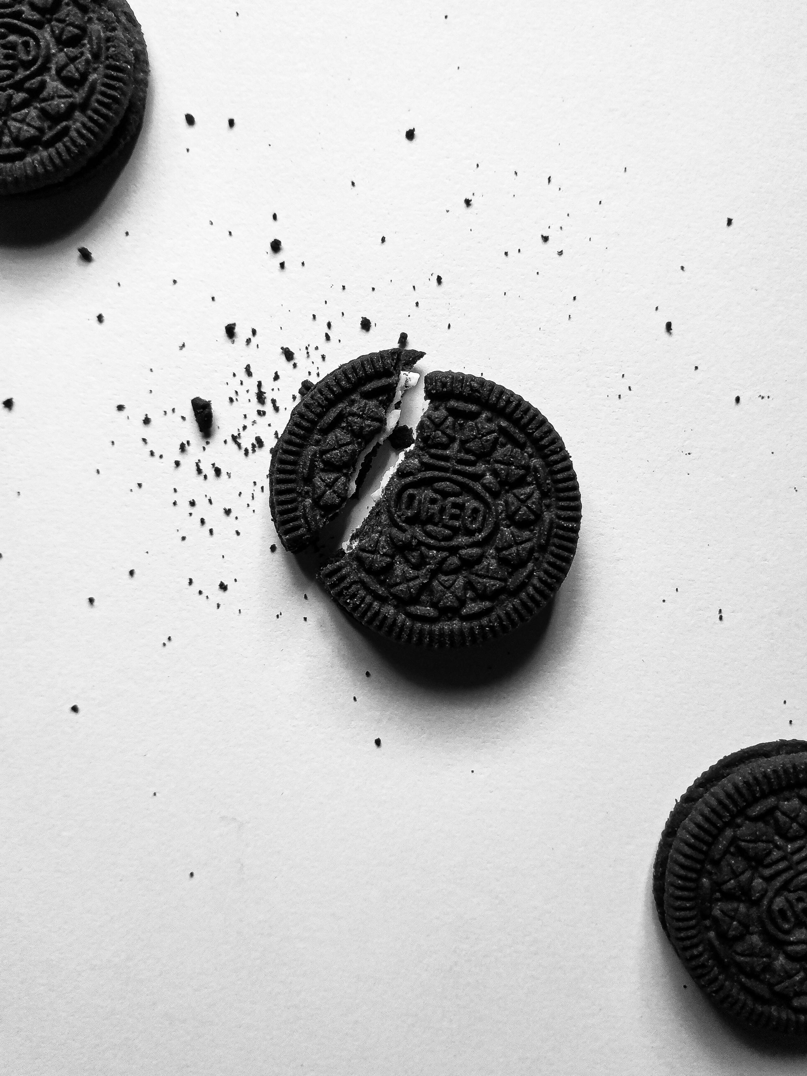 Quelques biscuits Oreo sur une table | Source : Pexels