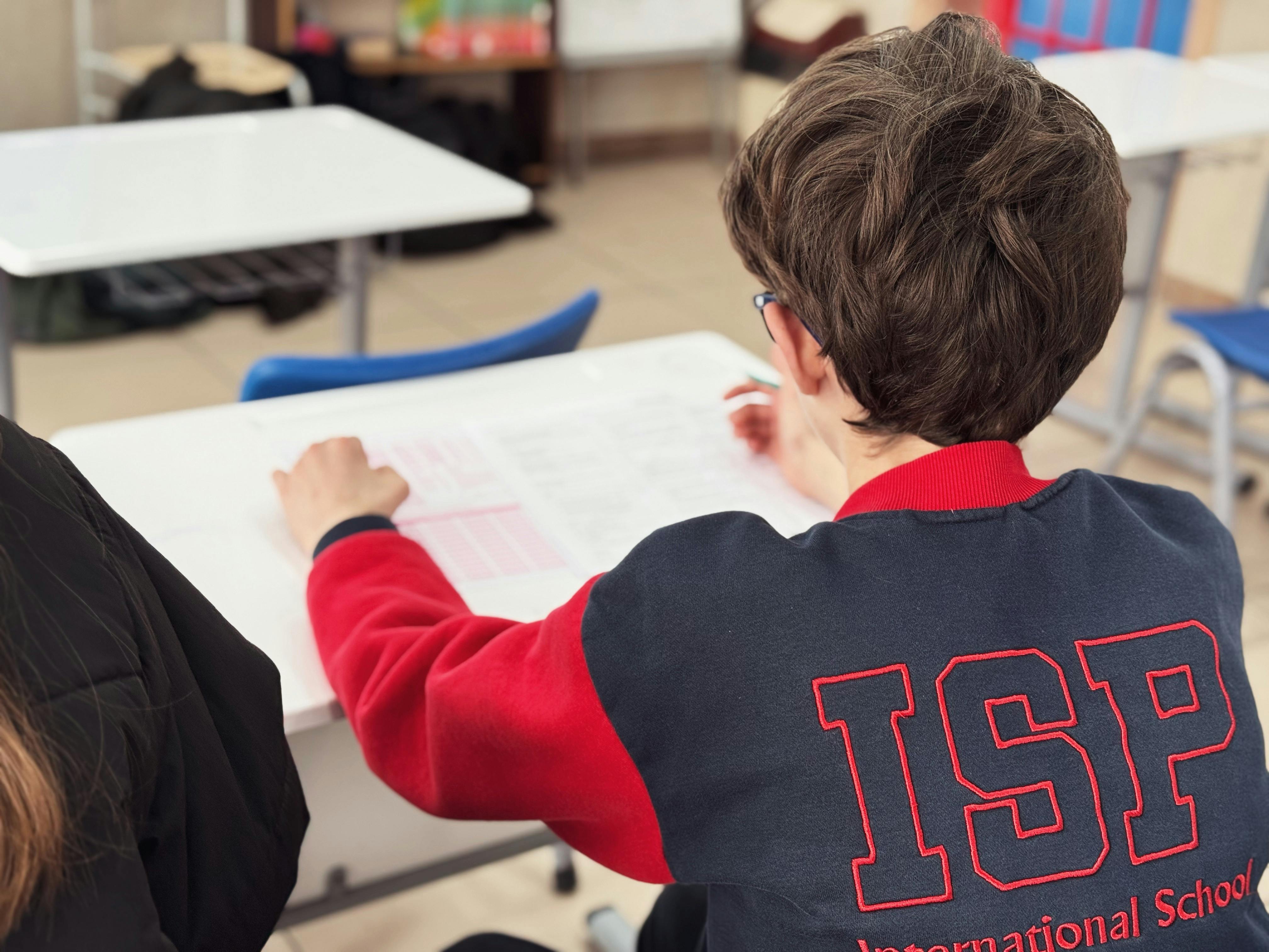 Un garçon assis dans une salle de classe | Source : Pexels