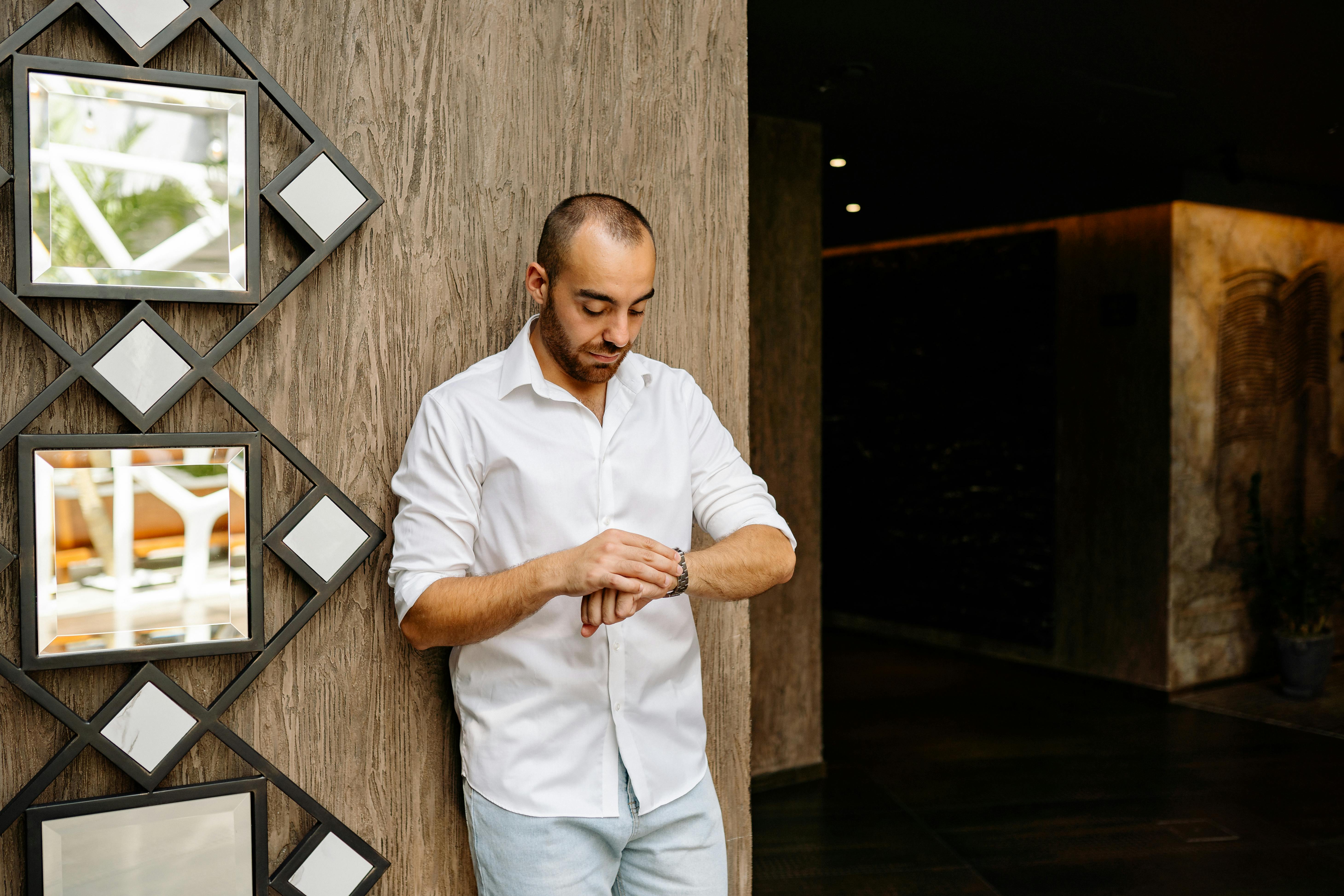 Un homme qui regarde sa montre | Source : Pexels