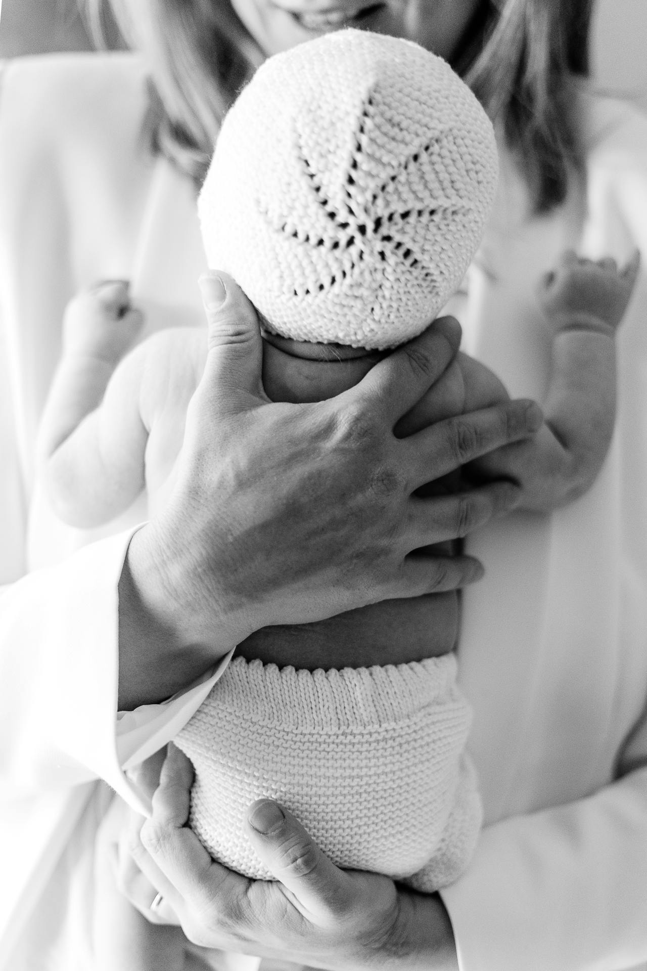 Photo en niveaux de gris d'une mère tenant son nouveau-né | Source : Pexels