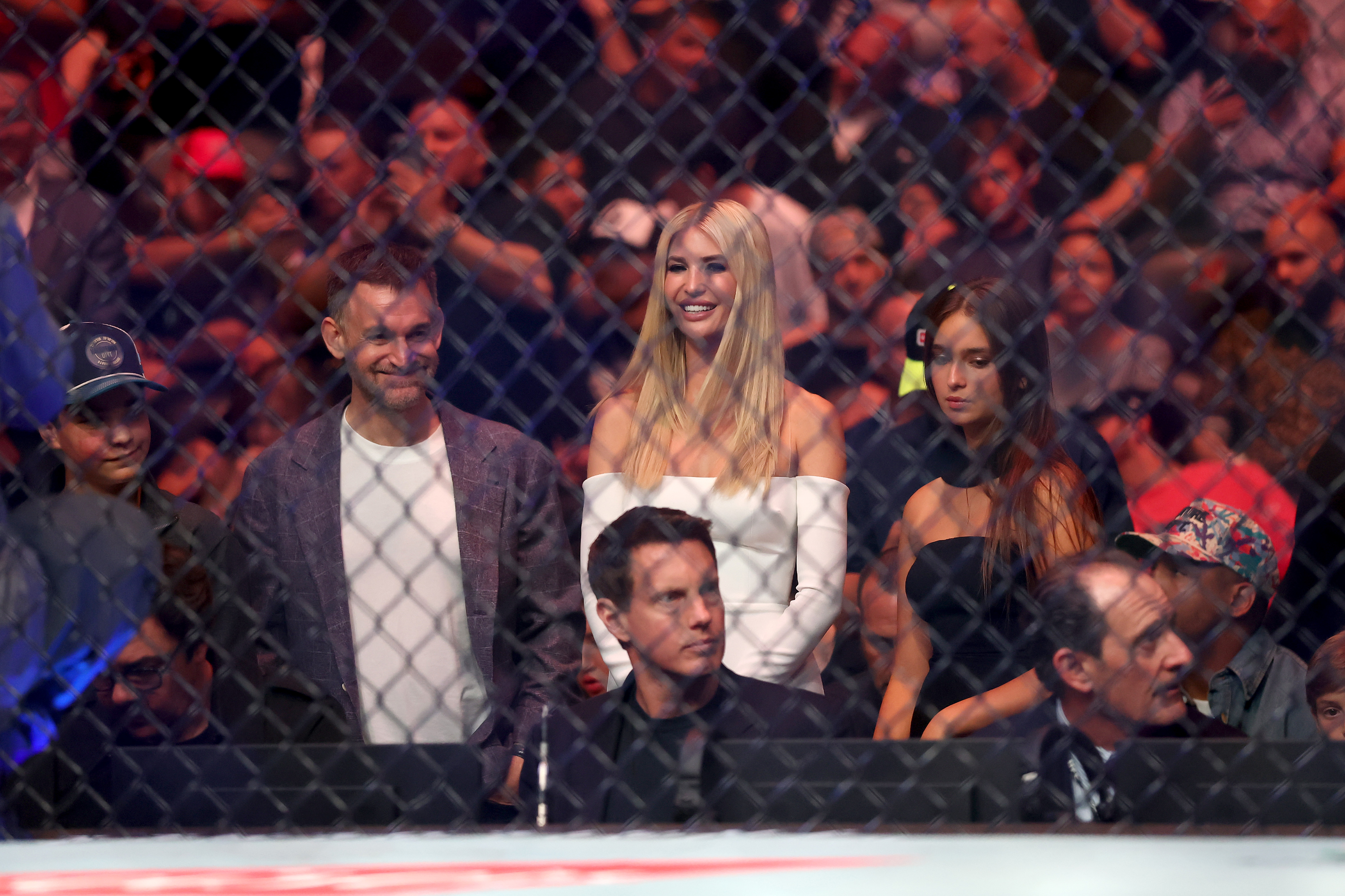 Ivanka Trump et Arabella Rose regardent pendant l'UFC 316 au Prudential Center à Newark, New Jersey, le 7 juin 2025 | Source : Getty Images