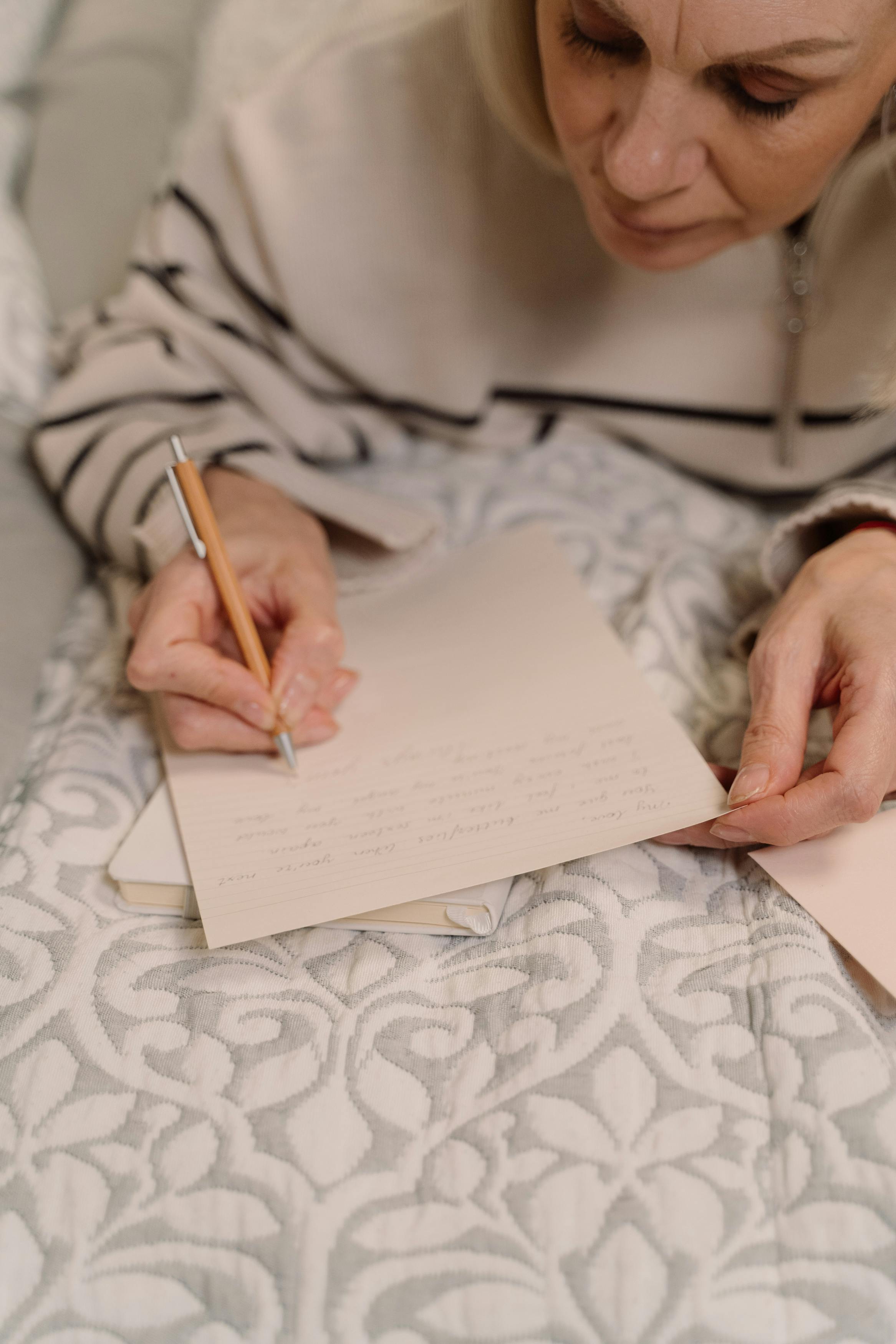 Une femme âgée qui écrit une lettre | Source : Pexels