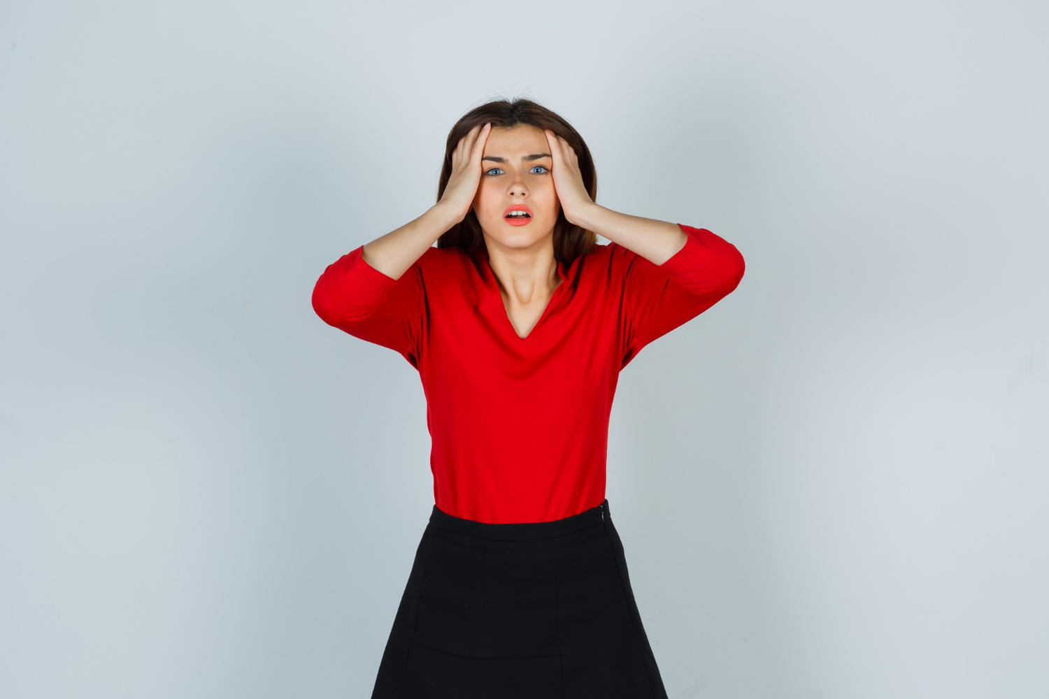 Une femme frustrée qui se tient la tête | Source : Freepik
