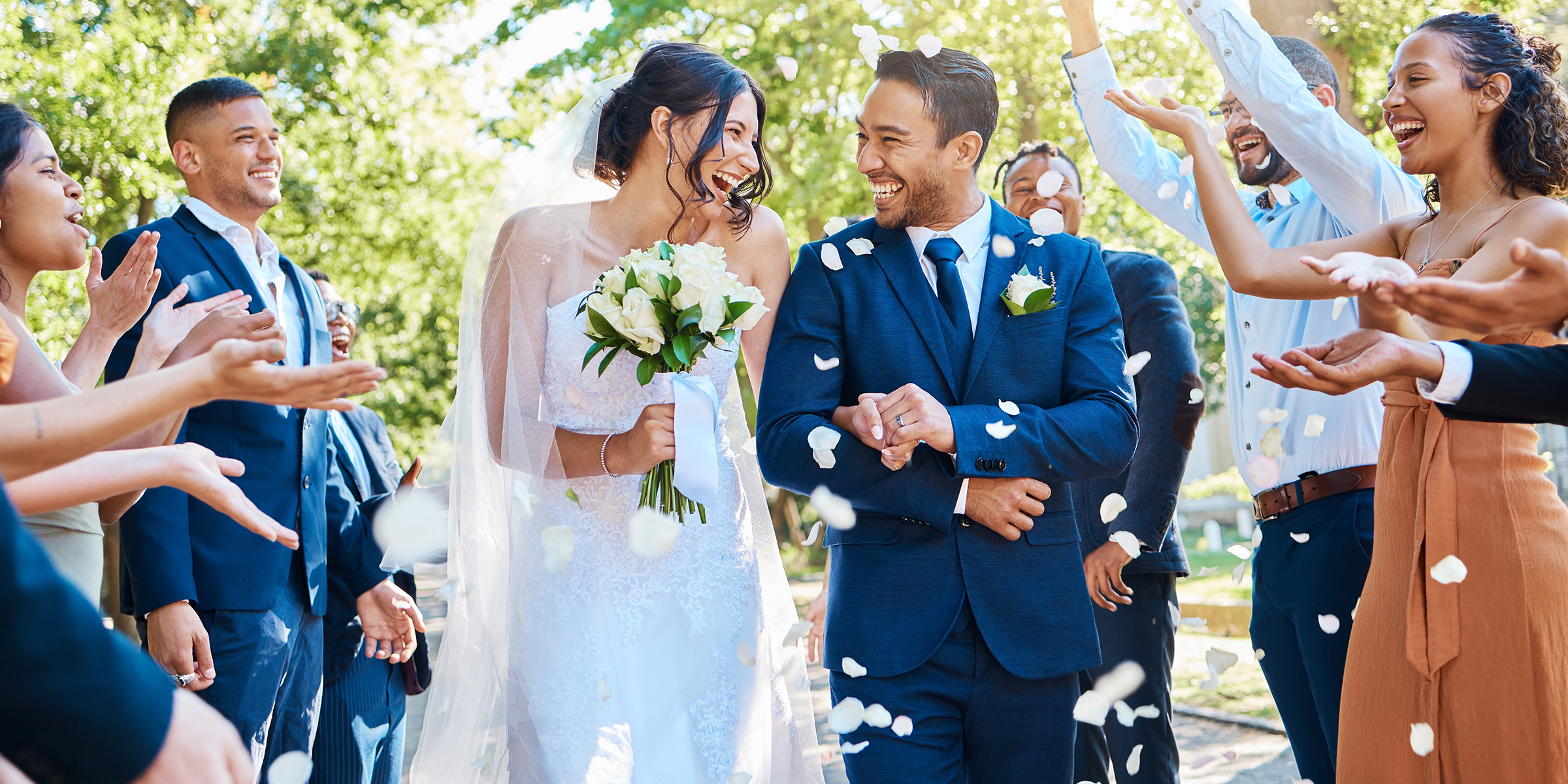 Un couple de jeunes mariés qui fait la fête | Source : Shutterstock