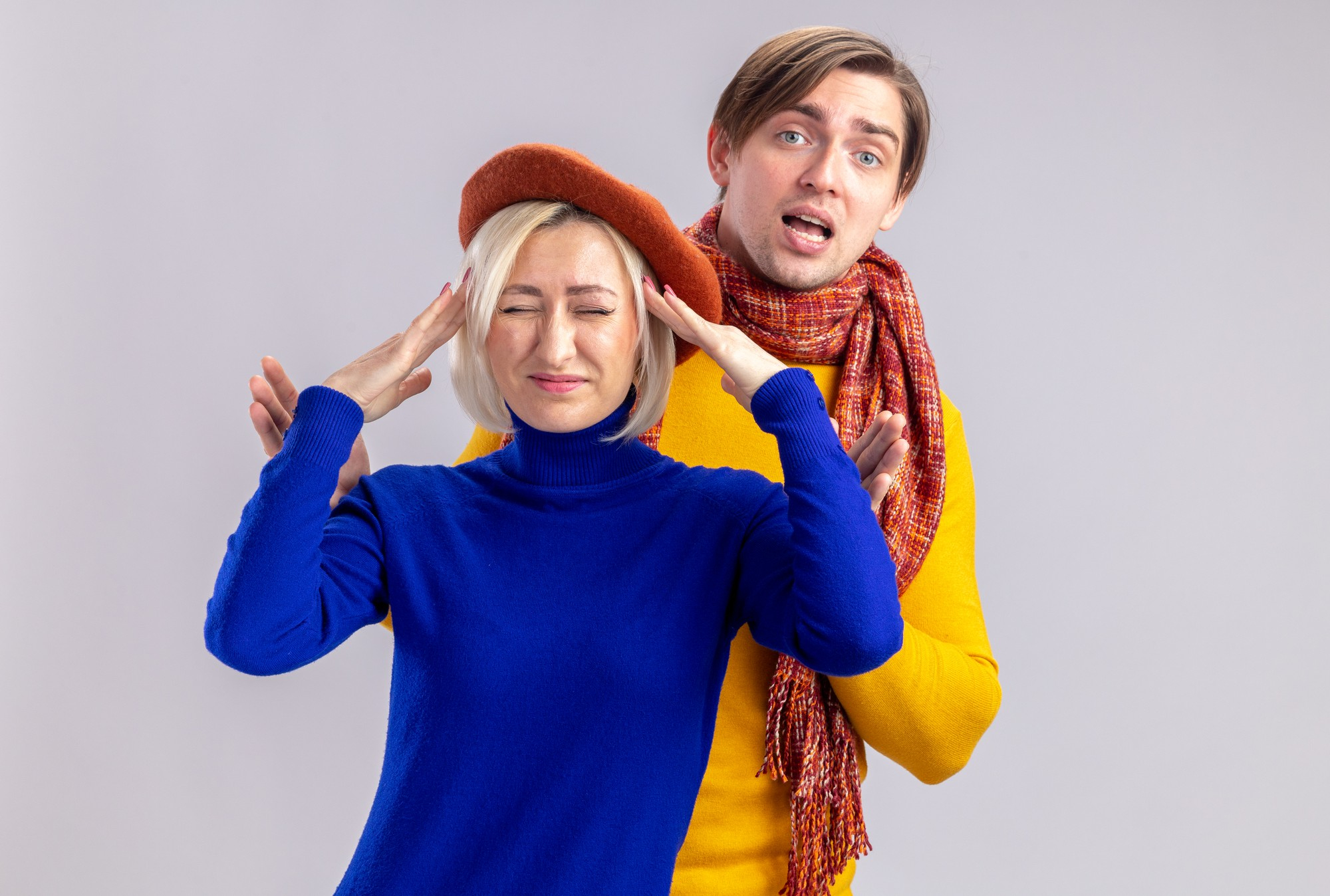 Un homme et une femme contrariés réagissant à quelque chose | Source : Freepik