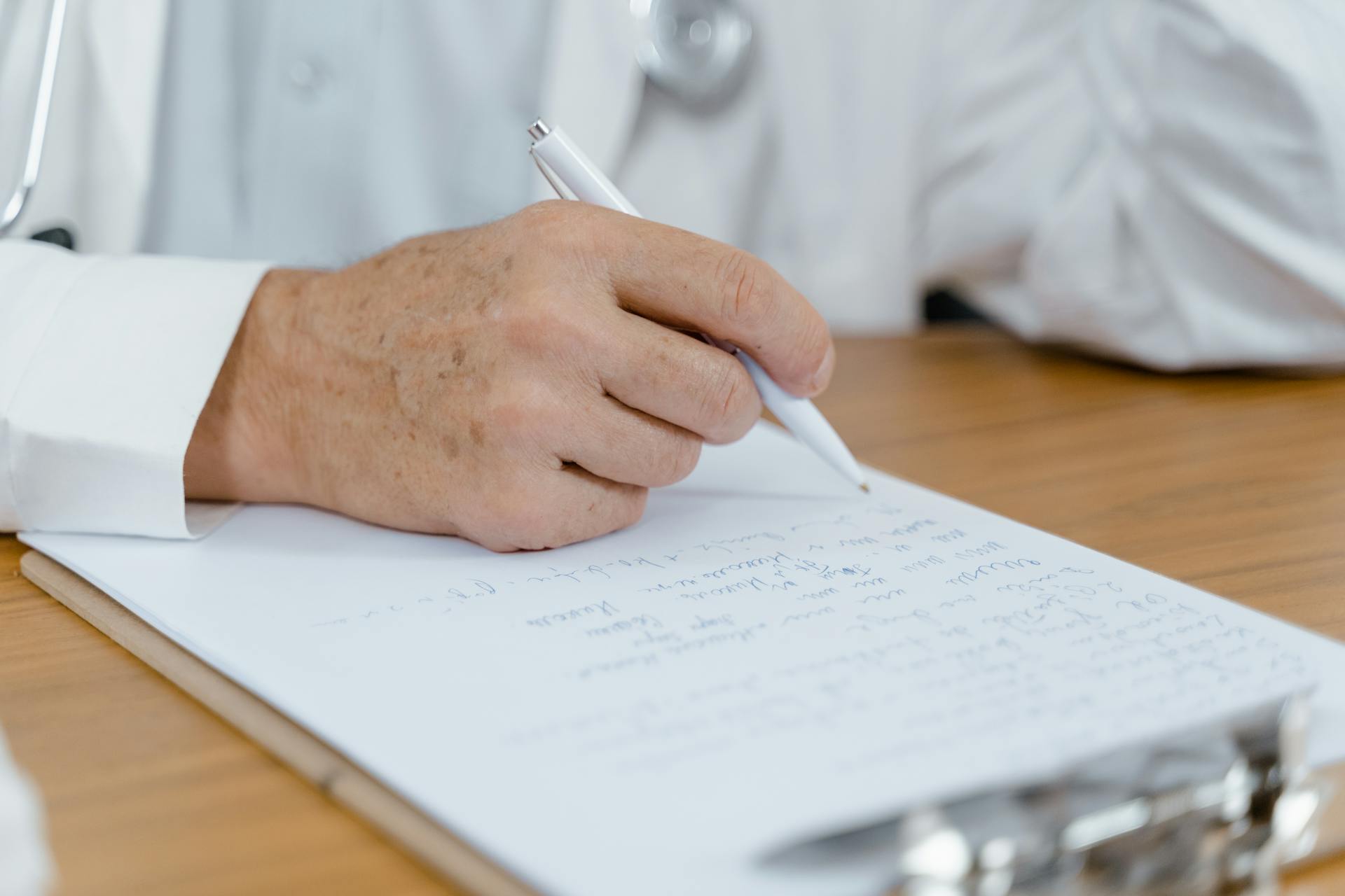 Un médecin qui prend des notes | Source : Pexels