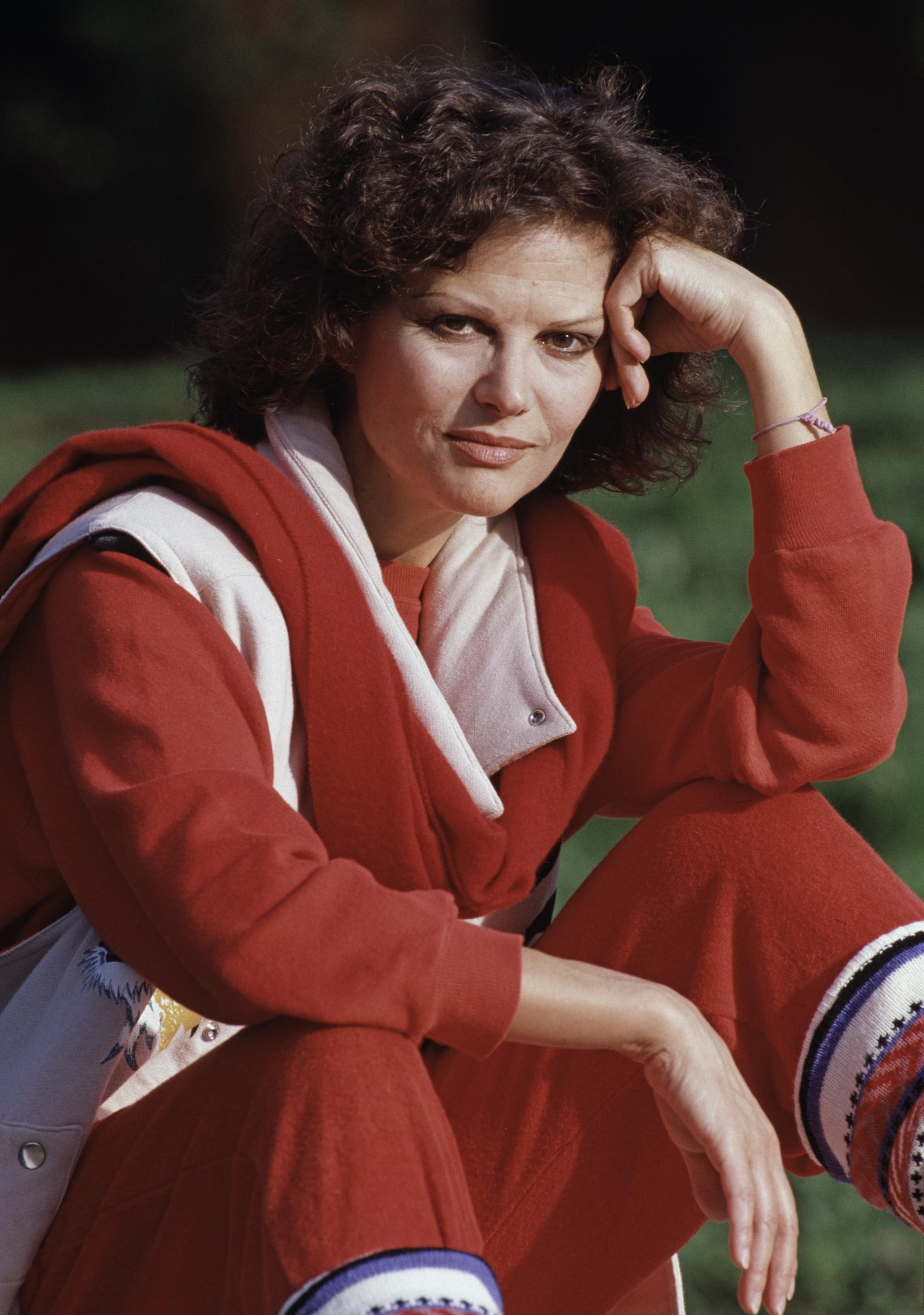 Claudia Cardinale photographiée chez elle à Rome, en Italie, le 1er novembre 1984. | Source : Getty Images
