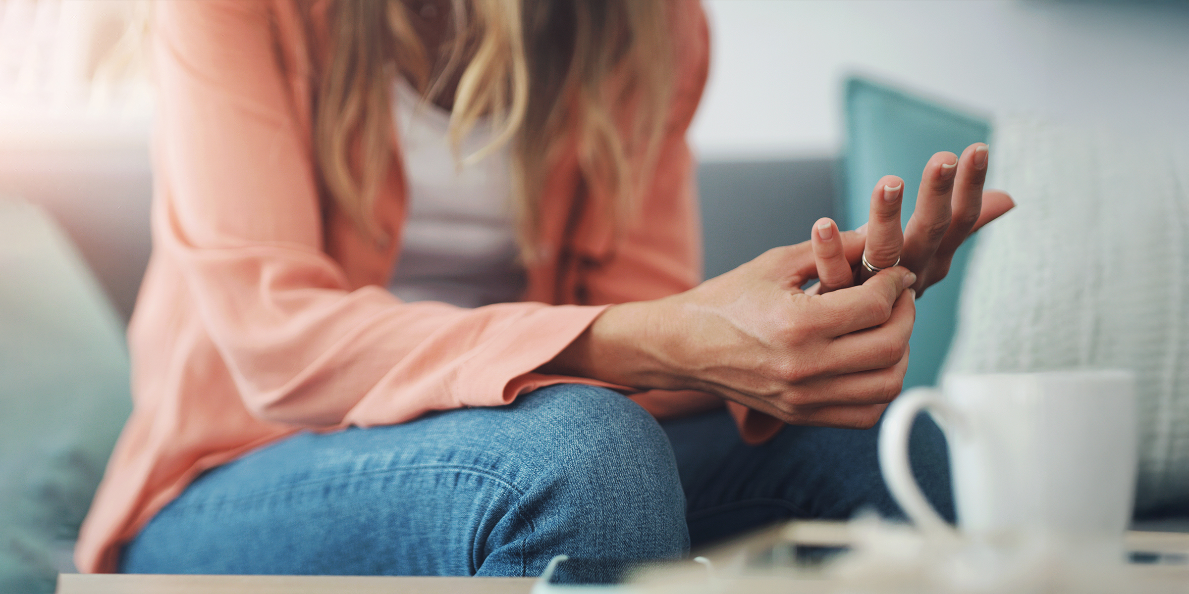 Une femme tendue qui touche sa bague de fiançailles | Source : Shutterstock