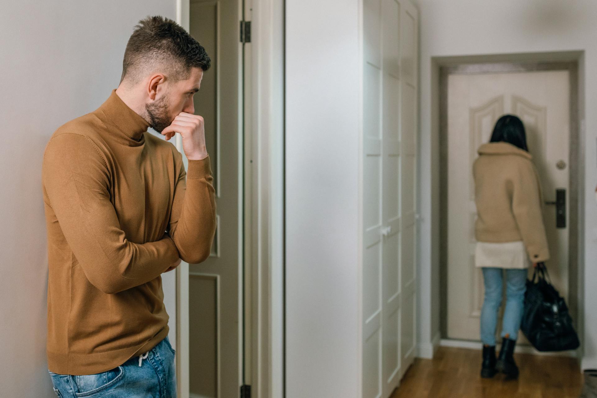 Un homme qui regarde une femme partir avec son sac | Source : Pexels
