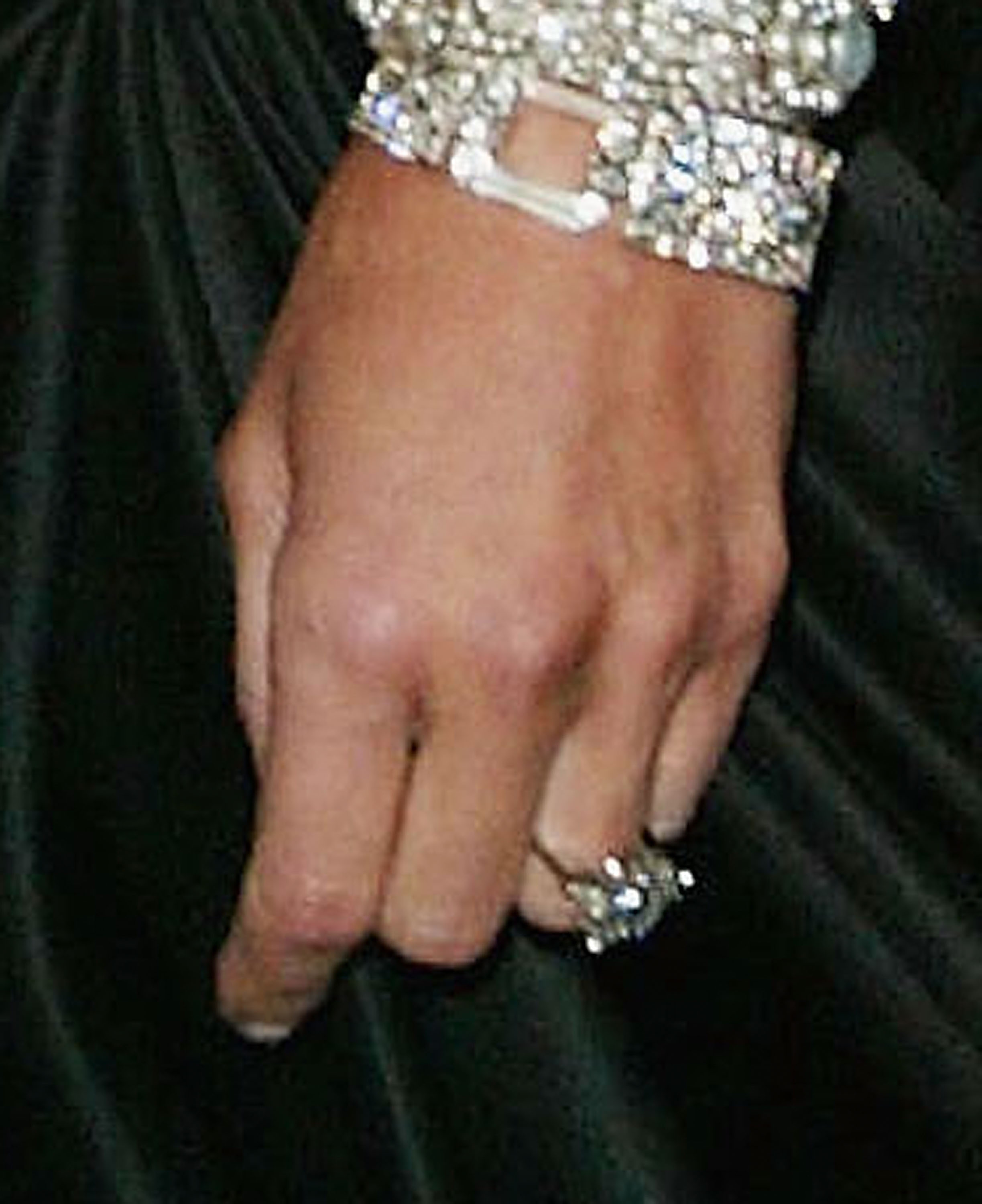 Gros plan sur la bague de fiançailles offerte par Donald Trump à sa petite amie de l'époque, Melania Knauss, au Metropolitan Museum of Art, à New York, le 26 avril 2004 | Source : Getty Images