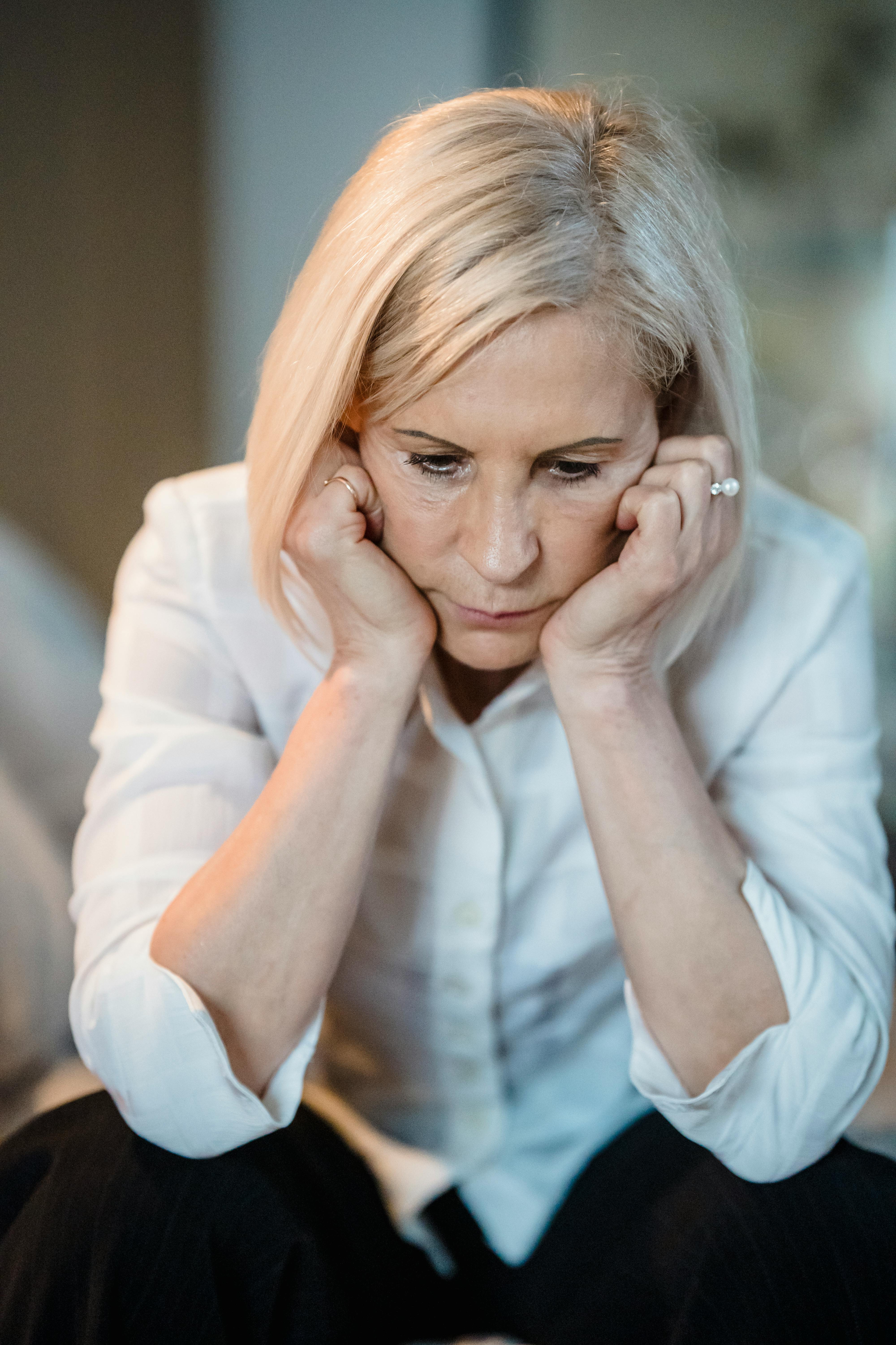 Une femme se tenant la tête | Source : Pexels