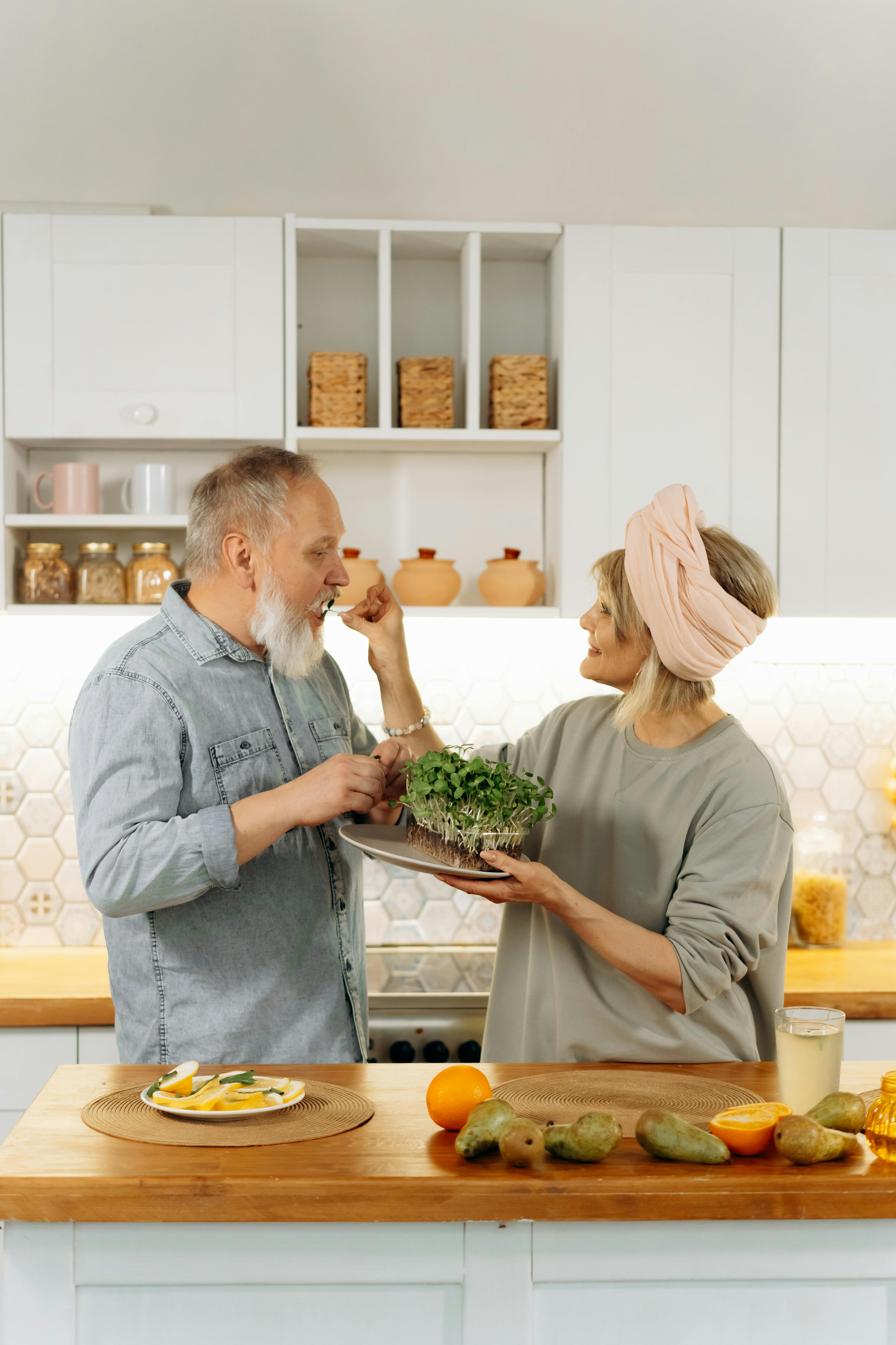Un couple occupé dans sa cuisine | Source : Pexels