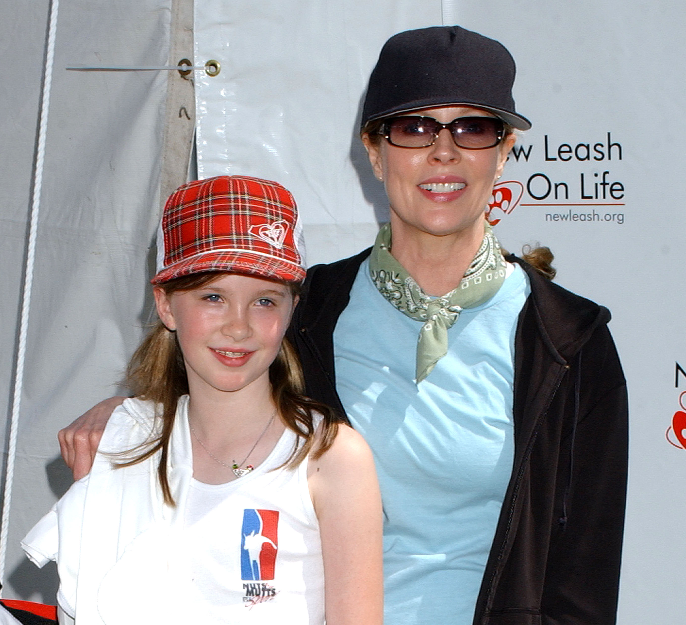 Kim Basinger et sa fille lors du concours canin Nuts for Mutts Celebrity Judged Dog Show à Woodland Hills, en Californie, en 2005. | Source : Getty Images