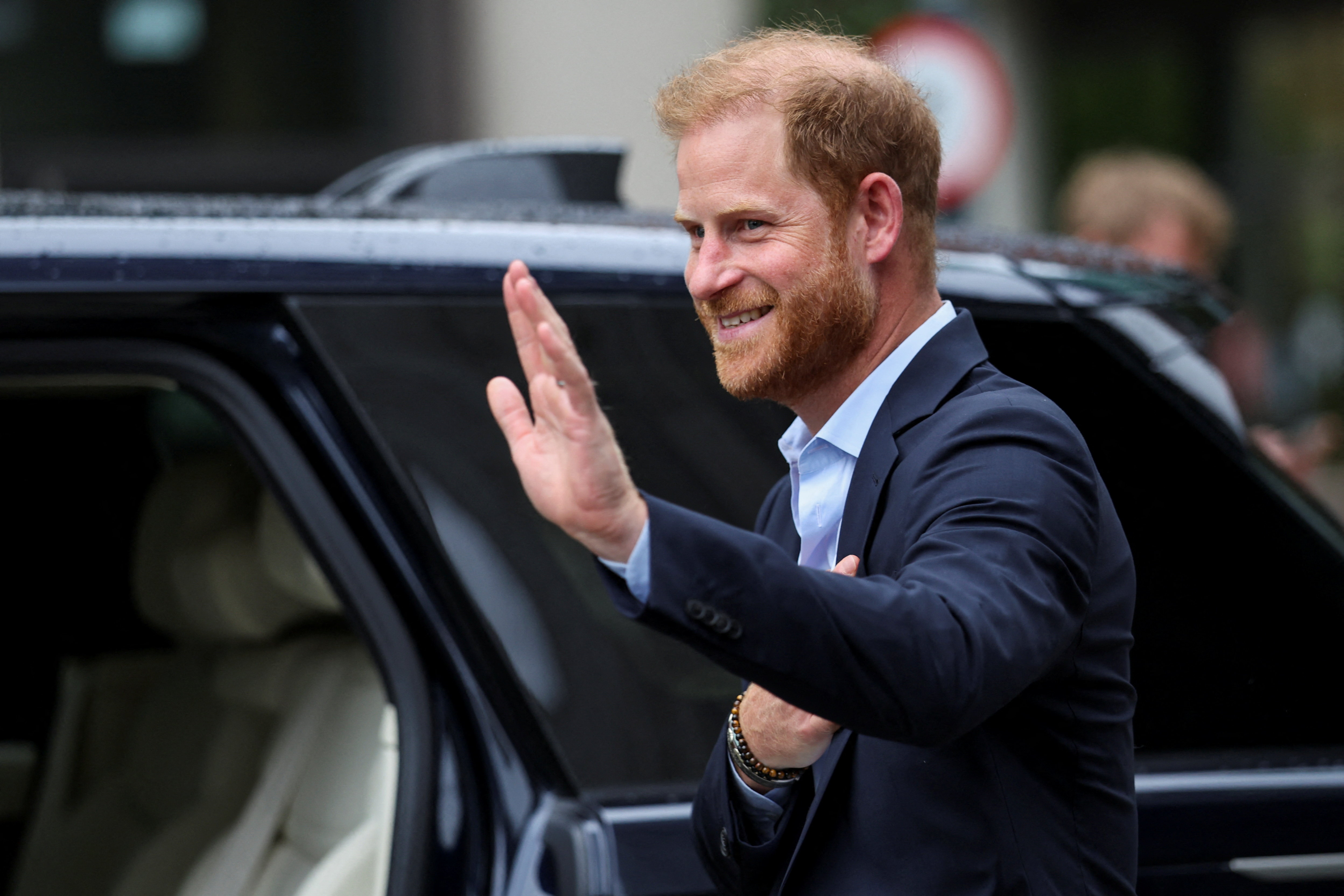 Le prince Harry salue alors qu'il quitte les lieux après une visite au Centre d'études sur les blessures causées par les explosions à l'Imperial College, à Londres, le 10 septembre 2025 | Source : Getty Images