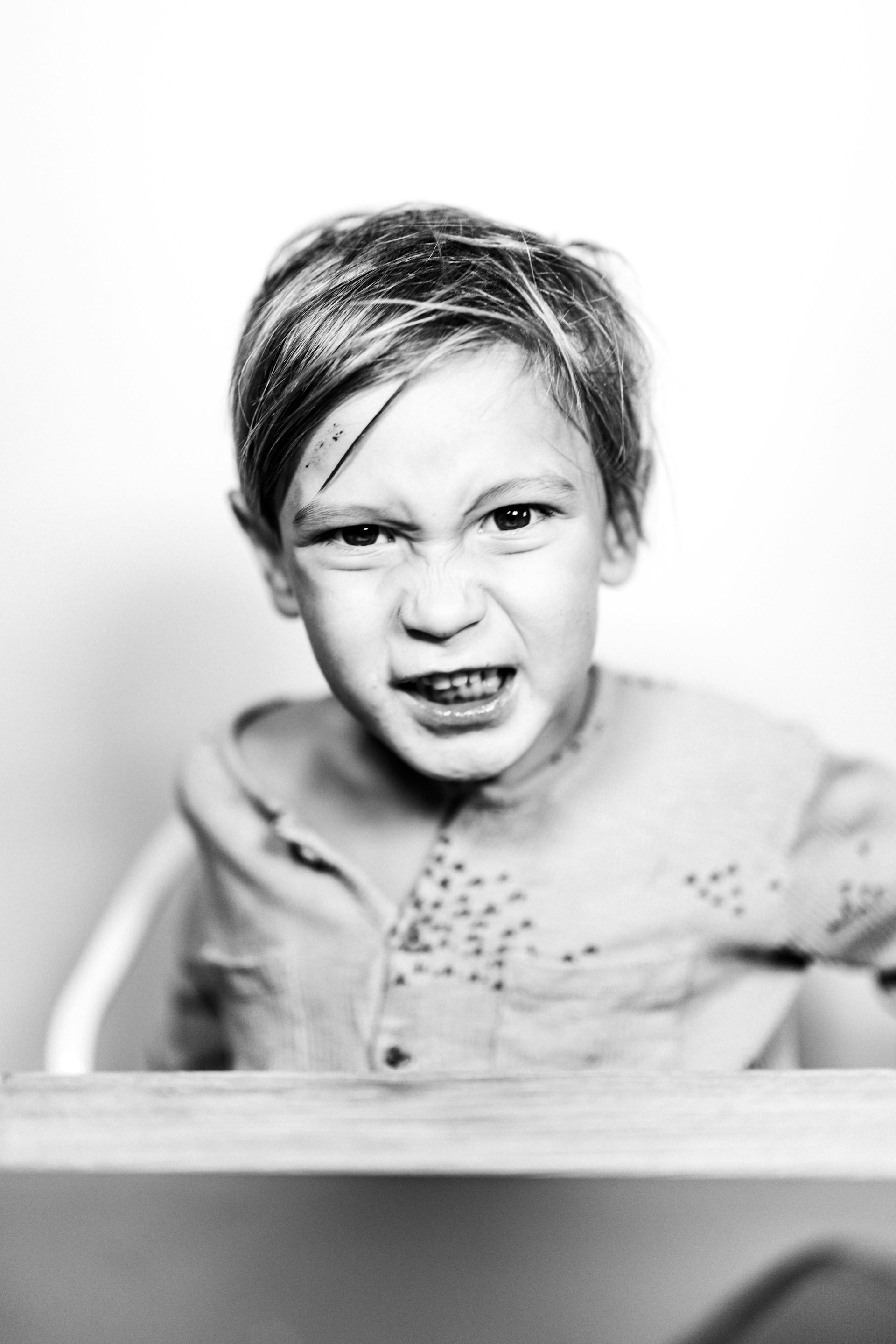 Un garçon provocateur | Source : Unsplash