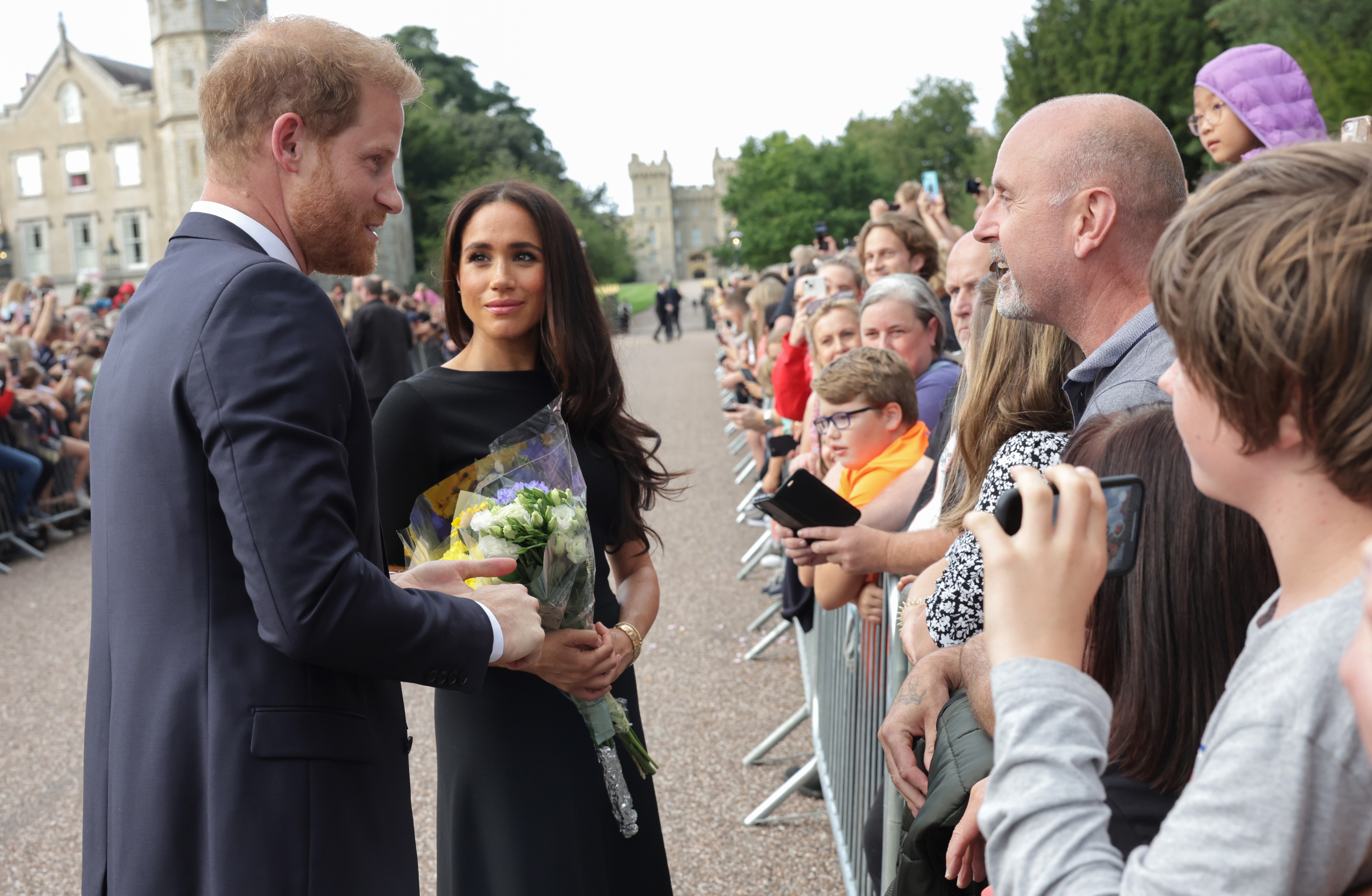 Harry avait déjà évoqué la possibilité de déménager lors d’une conversation avec la chanteuse Joss Stone, qui avait souligné à quel point les écoles britanniques et le sentiment d’appartenance étaient essentiels pour les enfants en pleine croissance. | Source : Getty Images