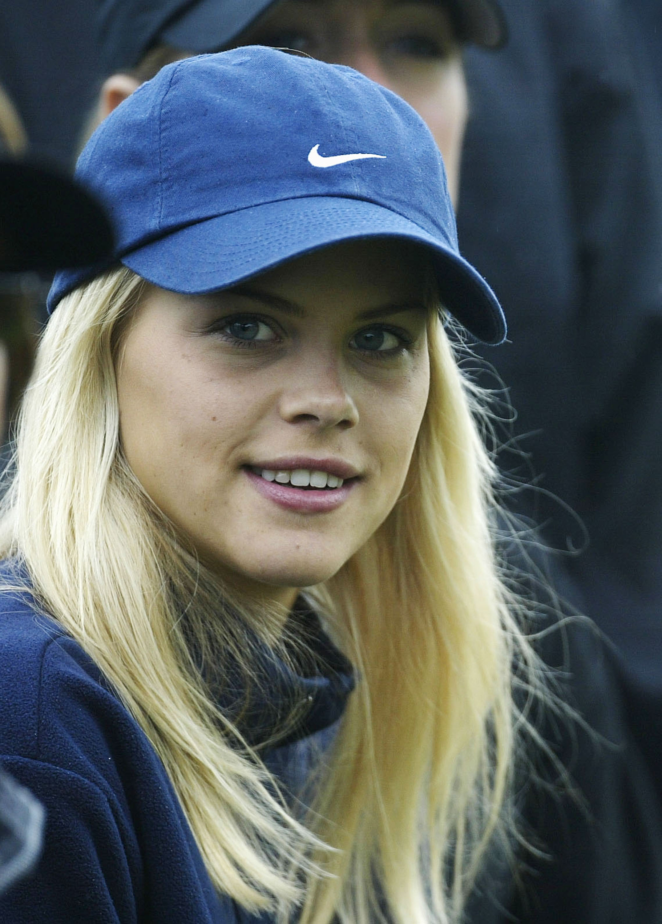 La petite amie de Tiger Woods le regarde jouer lors du 131e Open Championships le 19 juillet 2002 au Muirfield Golf Club à Gullane, en Écosse | Source : Getty Images